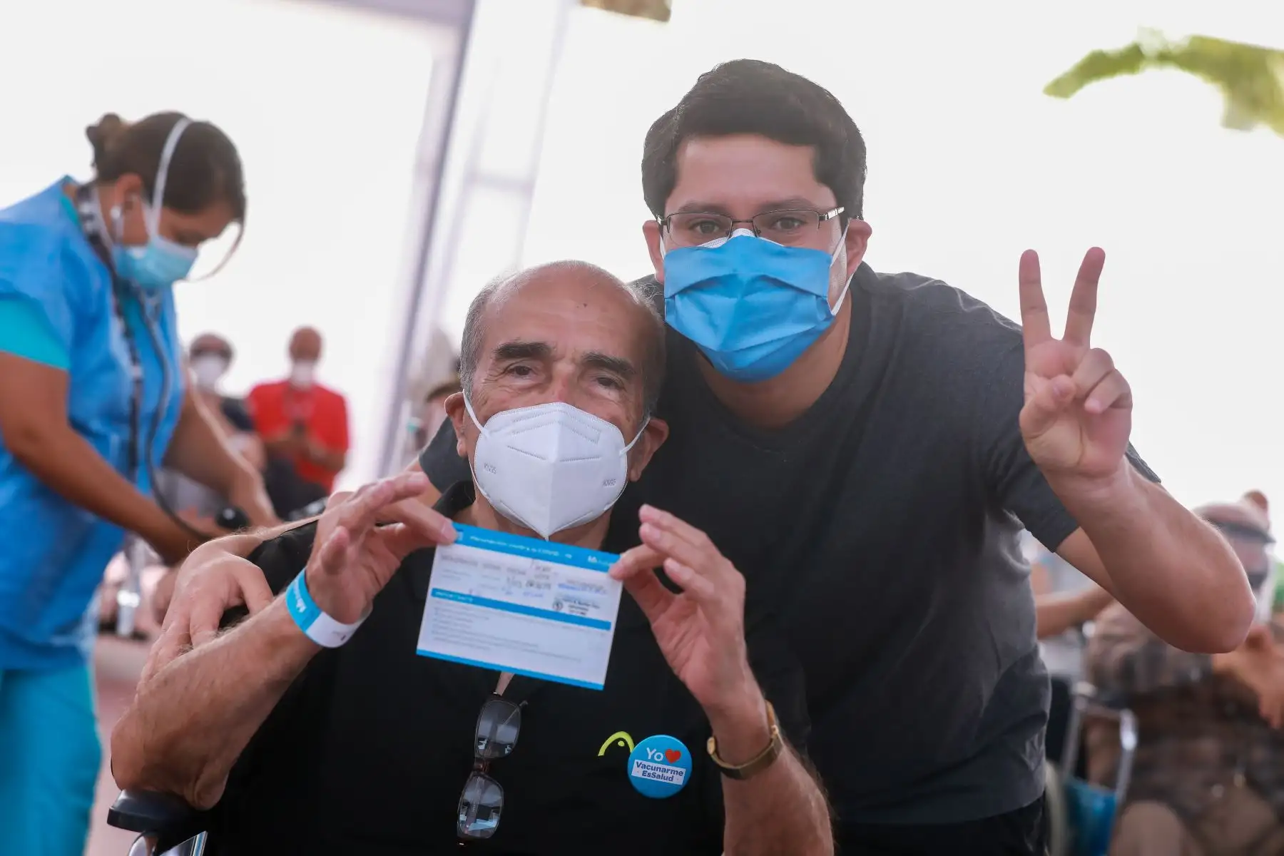 Hoy Jueves Santo, cerca de mil adultos mayores reciben la segunda dosis de la vacuna de Pfizer que los protege contra el covid-19 en sus casas y en los 5 vacunatorios que EsSalud habilitó en diversos puntos de la ciudad. Foto: EsSalud