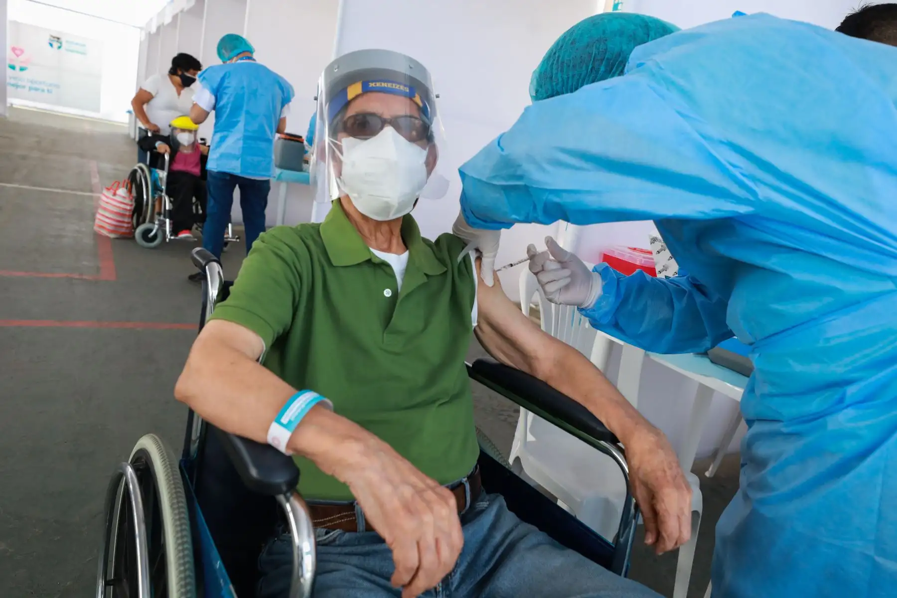 Hoy Jueves Santo, cerca de mil adultos mayores reciben la segunda dosis de la vacuna de Pfizer que los protege contra el covid-19 en sus casas y en los 5 vacunatorios que EsSalud habilitó en diversos puntos de la ciudad. Foto: EsSalud