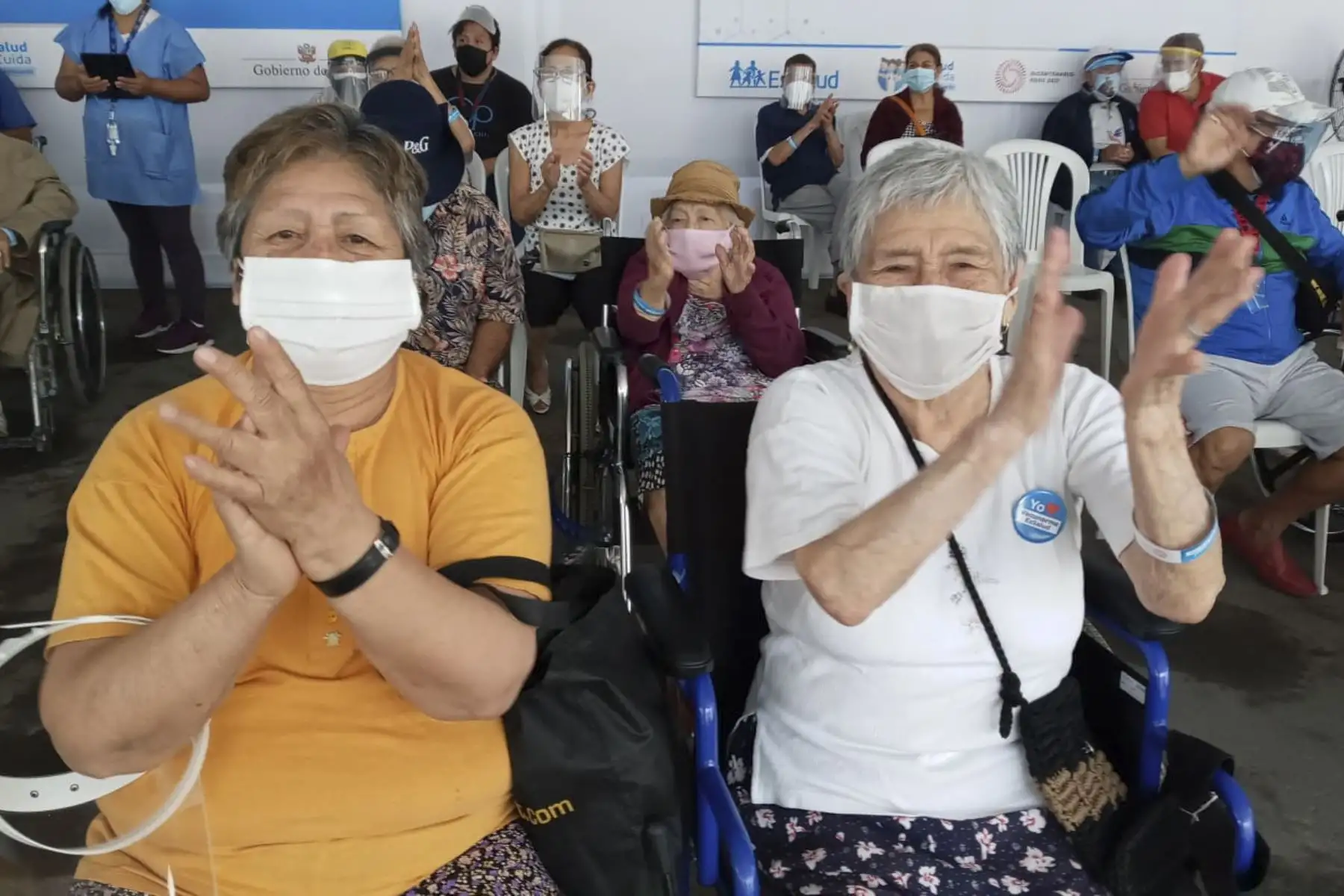 Hoy Jueves Santo, cerca de mil adultos mayores reciben la segunda dosis de la vacuna de Pfizer que los protege contra el covid-19 en sus casas y en los 5 vacunatorios que EsSalud habilitó en diversos puntos de la ciudad. Foto: EsSalud