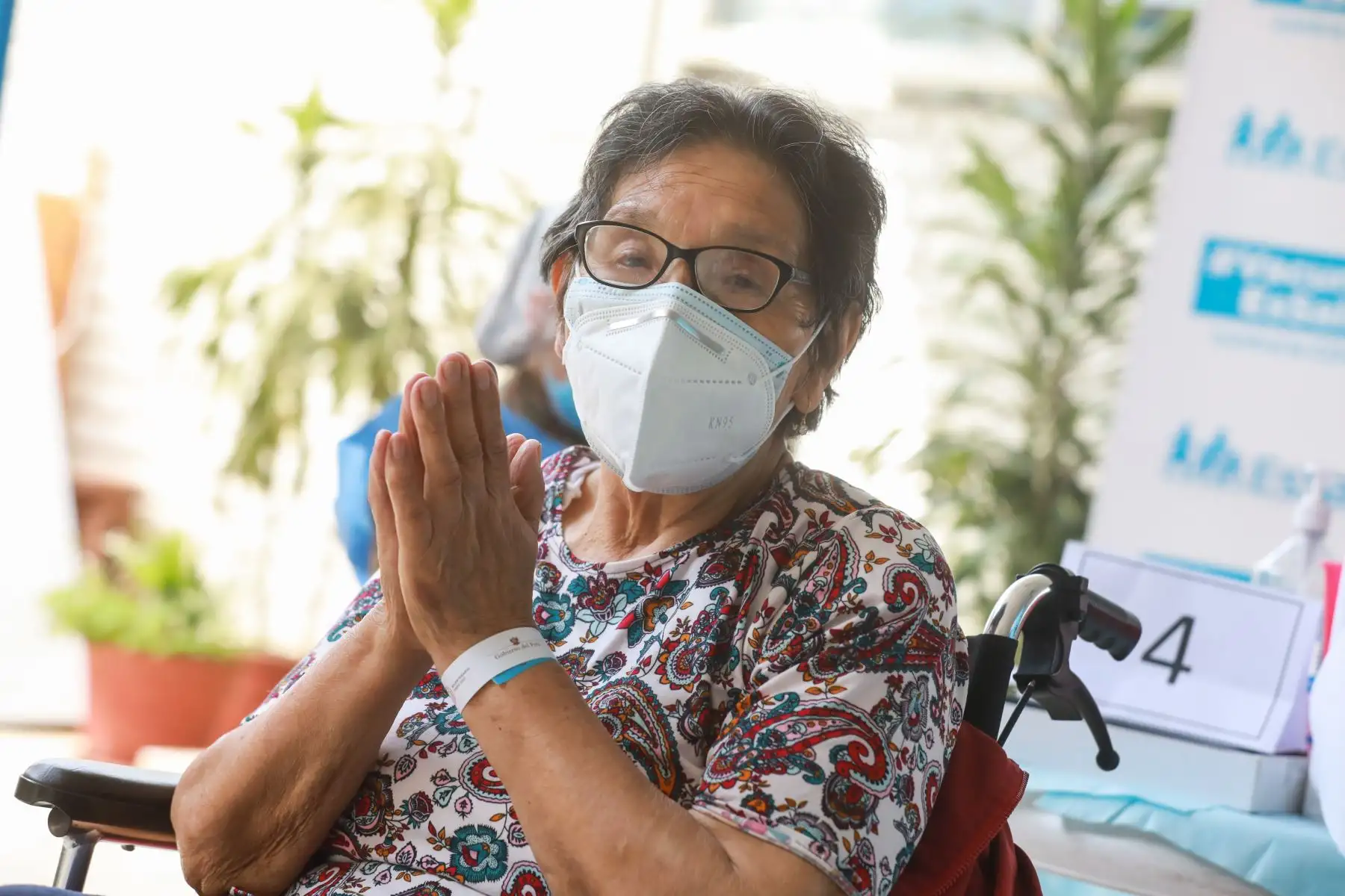 Hoy Jueves Santo, cerca de mil adultos mayores reciben la segunda dosis de la vacuna de Pfizer que los protege contra el covid-19 en sus casas y en los 5 vacunatorios que EsSalud habilitó en diversos puntos de la ciudad. Foto: EsSalud
