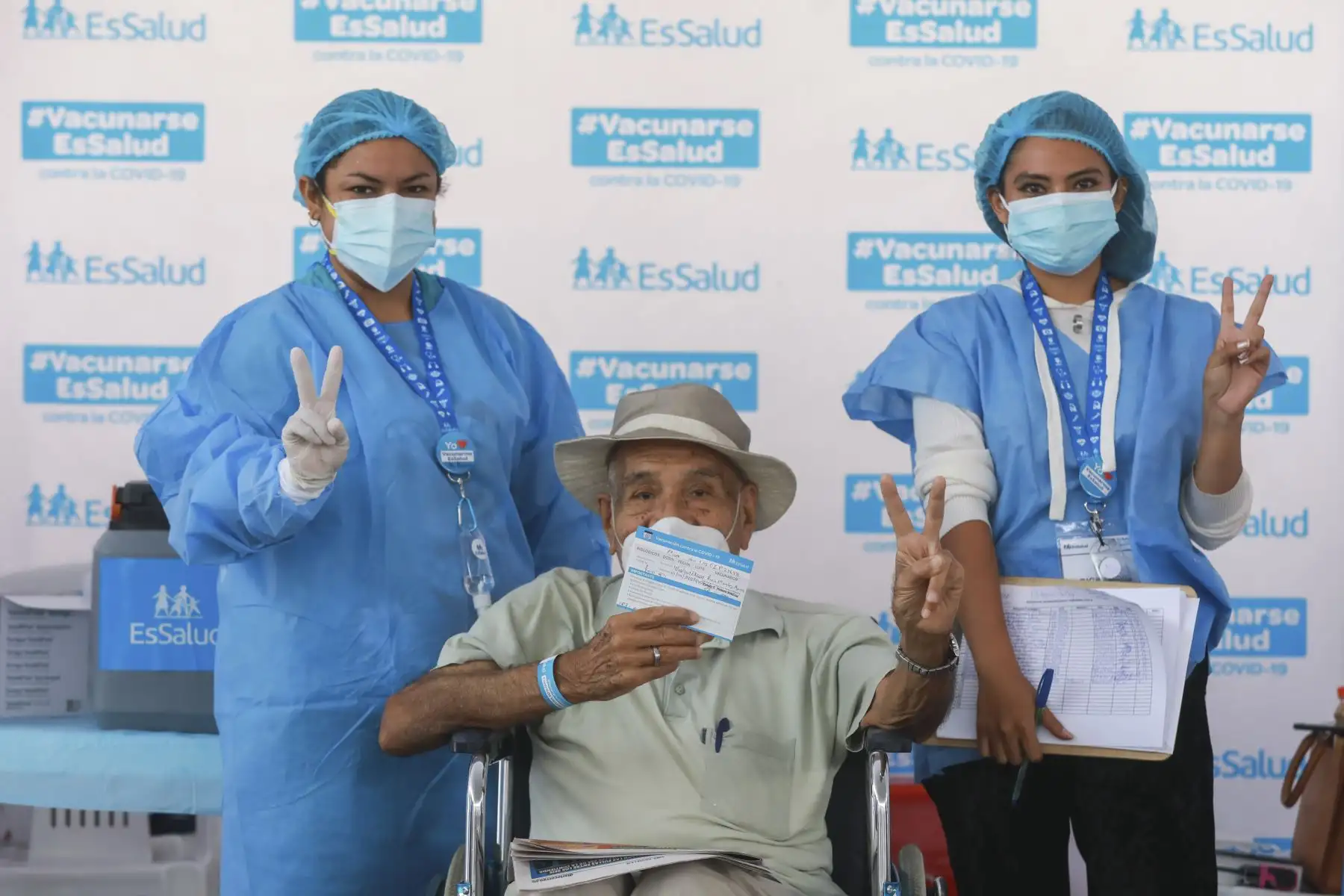 Hoy Jueves Santo, cerca de mil adultos mayores reciben la segunda dosis de la vacuna de Pfizer que los protege contra el covid-19 en sus casas y en los 5 vacunatorios que EsSalud habilitó en diversos puntos de la ciudad. Foto: EsSalud