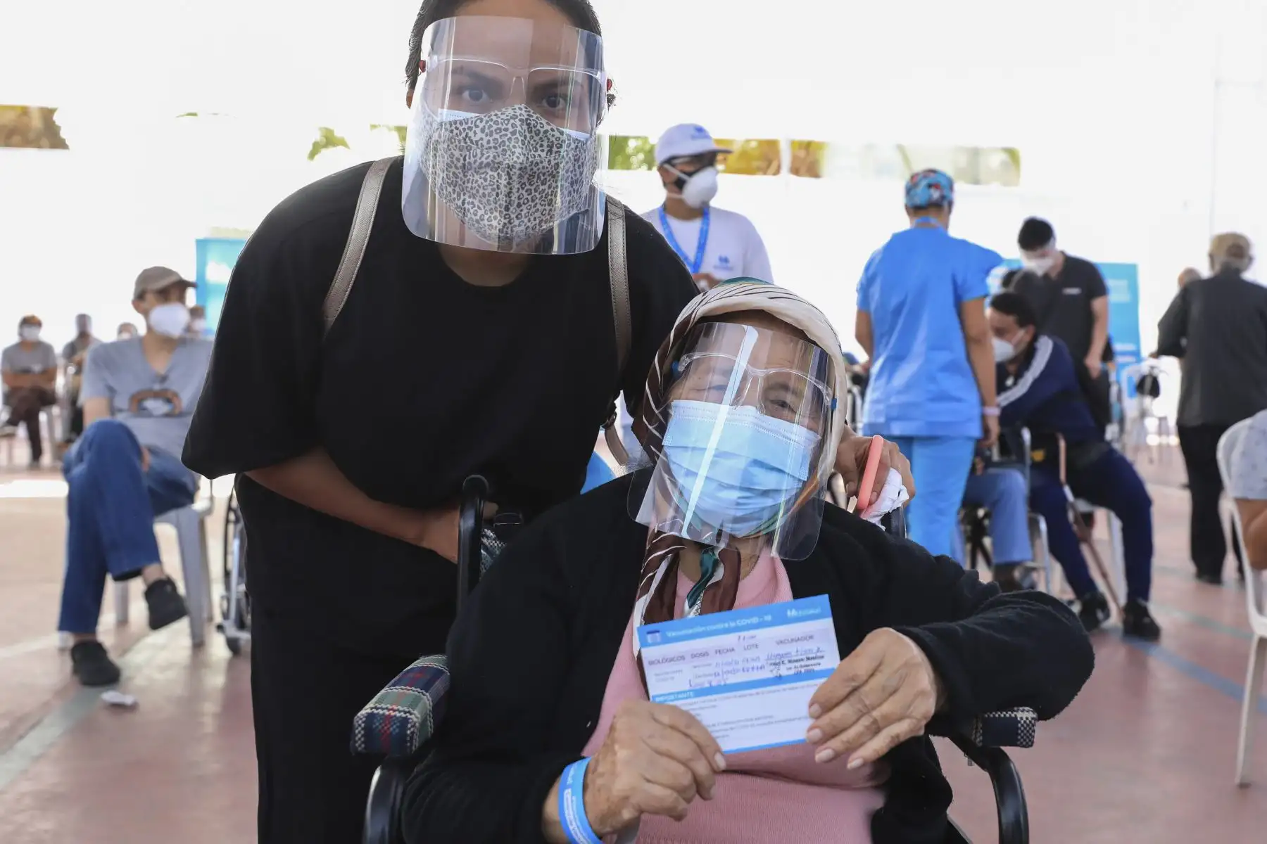 Hoy Jueves Santo, cerca de mil adultos mayores reciben la segunda dosis de la vacuna de Pfizer que los protege contra el covid-19 en sus casas y en los 5 vacunatorios que EsSalud habilitó en diversos puntos de la ciudad. Foto: EsSalud