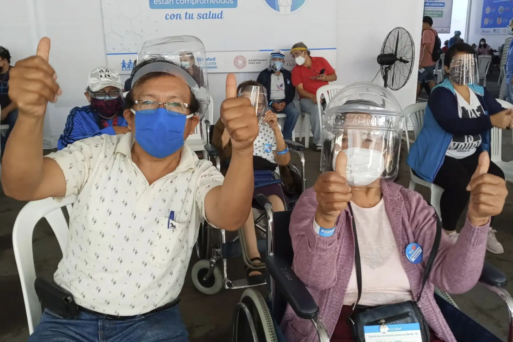 Hoy Jueves Santo, cerca de mil adultos mayores reciben la segunda dosis de la vacuna de Pfizer que los protege contra el covid-19 en sus casas y en los 5 vacunatorios que EsSalud habilitó en diversos puntos de la ciudad. Foto: EsSalud