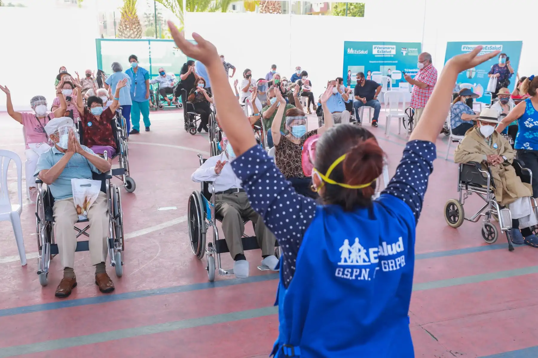 Hoy Jueves Santo, cerca de mil adultos mayores reciben la segunda dosis de la vacuna de Pfizer que los protege contra el covid-19 en sus casas y en los 5 vacunatorios que EsSalud habilitó en diversos puntos de la ciudad. Foto: EsSalud