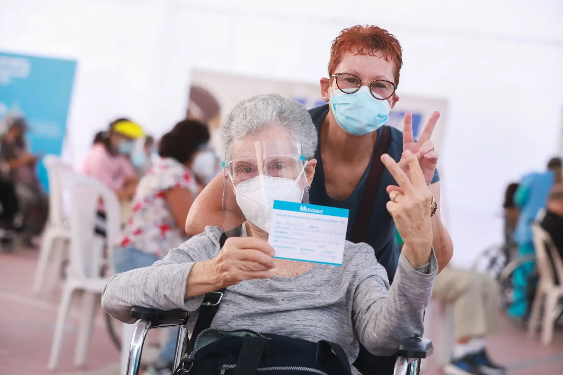 Hoy Jueves Santo, cerca de mil adultos mayores reciben la segunda dosis de la vacuna de Pfizer que los protege contra el covid-19 en sus casas y en los 5 vacunatorios que EsSalud habilitó en diversos puntos de la ciudad. Foto: EsSalud