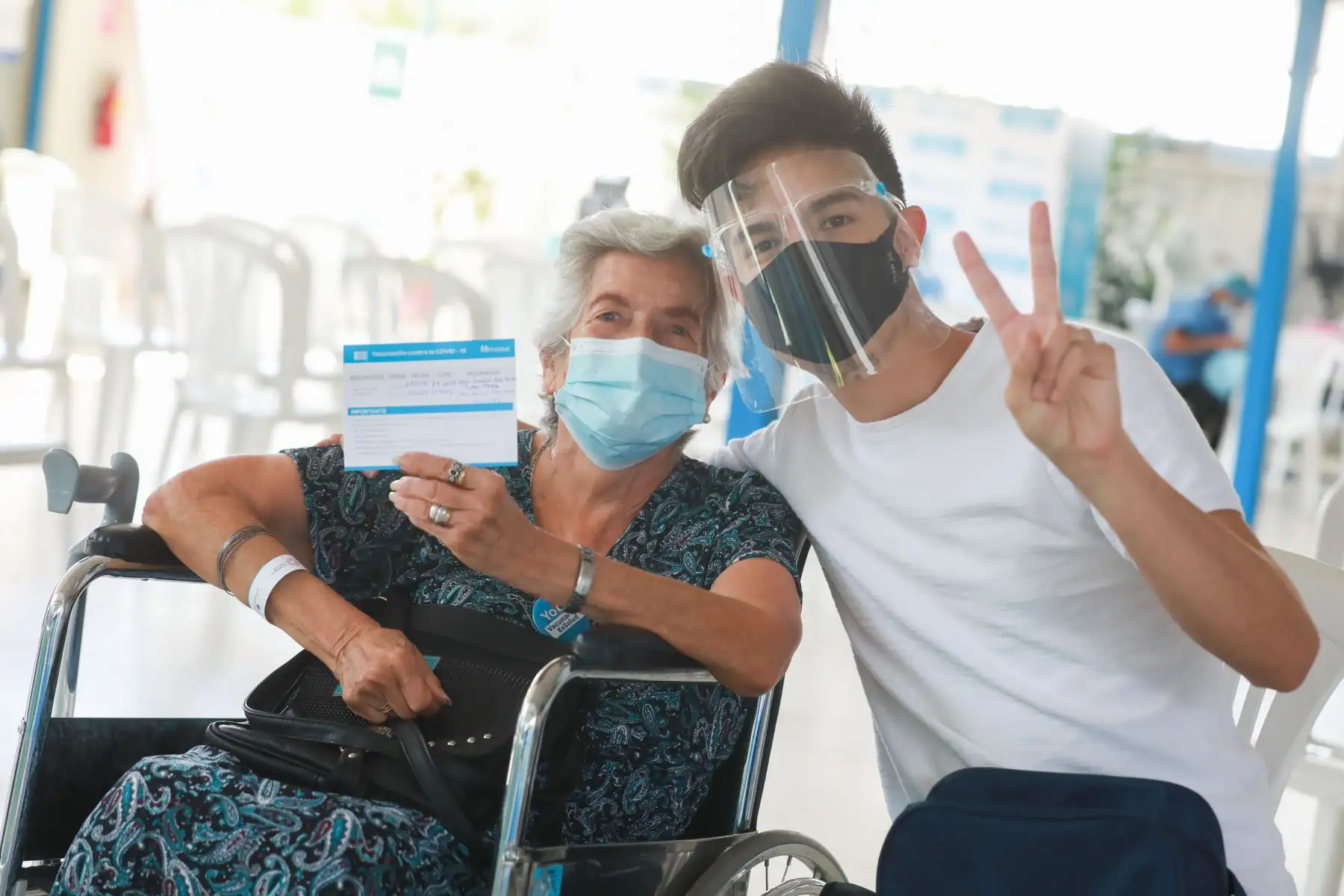 Hoy Jueves Santo, cerca de mil adultos mayores reciben la segunda dosis de la vacuna de Pfizer que los protege contra el covid-19 en sus casas y en los 5 vacunatorios que EsSalud habilitó en diversos puntos de la ciudad. Foto: EsSalud