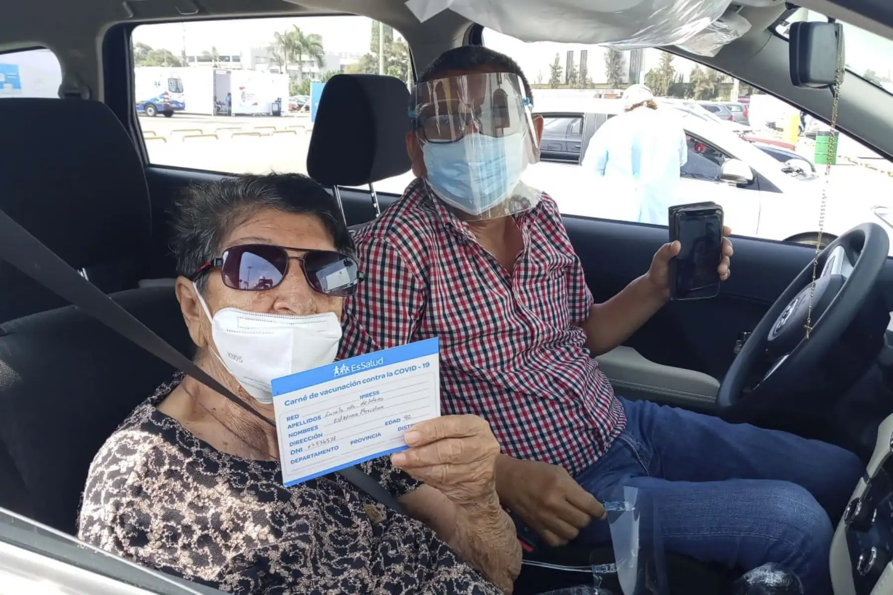 Hoy Jueves Santo, cerca de mil adultos mayores reciben la segunda dosis de la vacuna de Pfizer que los protege contra el covid-19 en sus casas y en los 5 vacunatorios que EsSalud habilitó en diversos puntos de la ciudad. Foto: EsSalud