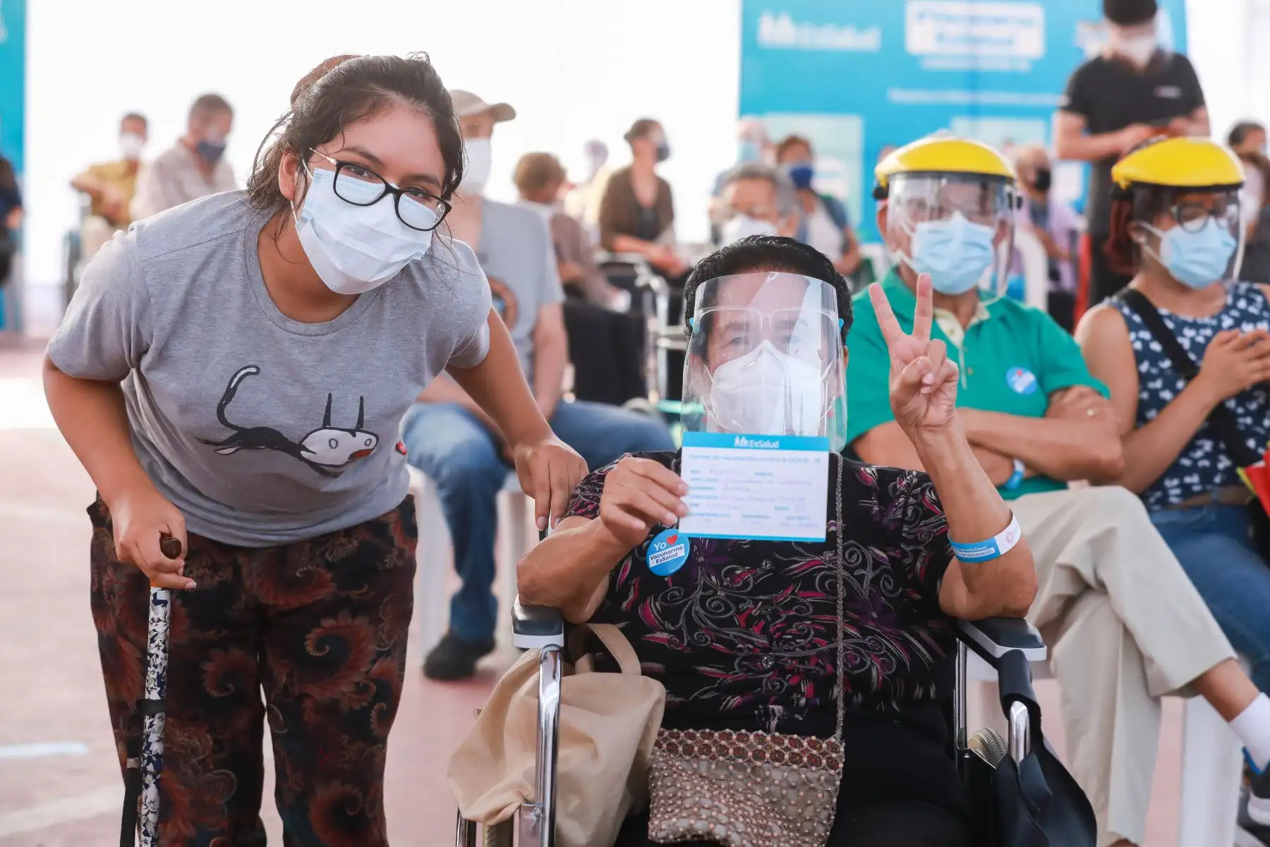 Hoy Jueves Santo, cerca de mil adultos mayores reciben la segunda dosis de la vacuna de Pfizer que los protege contra el covid-19 en sus casas y en los 5 vacunatorios que EsSalud habilitó en diversos puntos de la ciudad. Foto: EsSalud