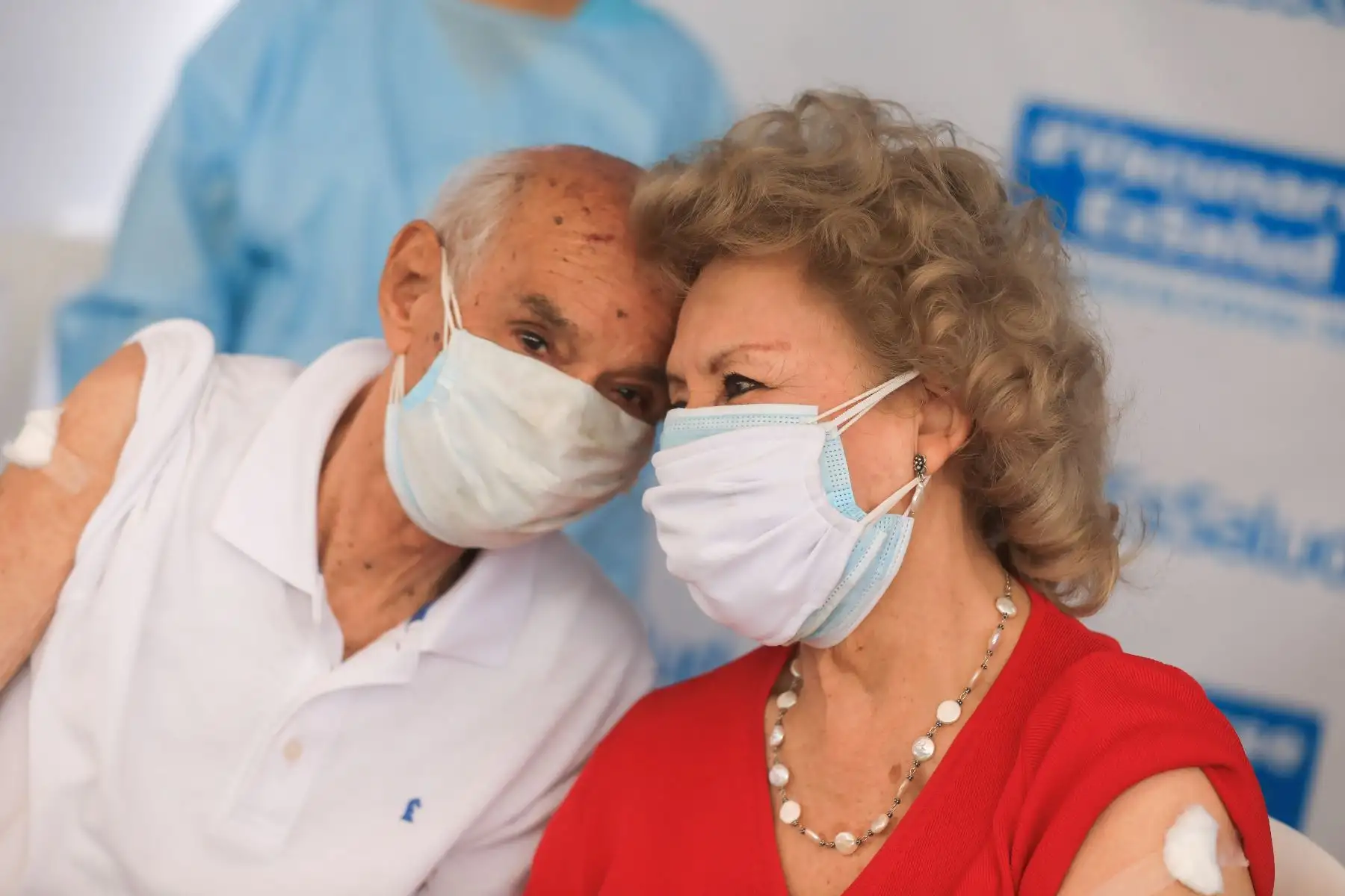 Hoy Jueves Santo, cerca de mil adultos mayores reciben la segunda dosis de la vacuna de Pfizer que los protege contra el covid-19 en sus casas y en los 5 vacunatorios que EsSalud habilitó en diversos puntos de la ciudad. Foto: EsSalud
