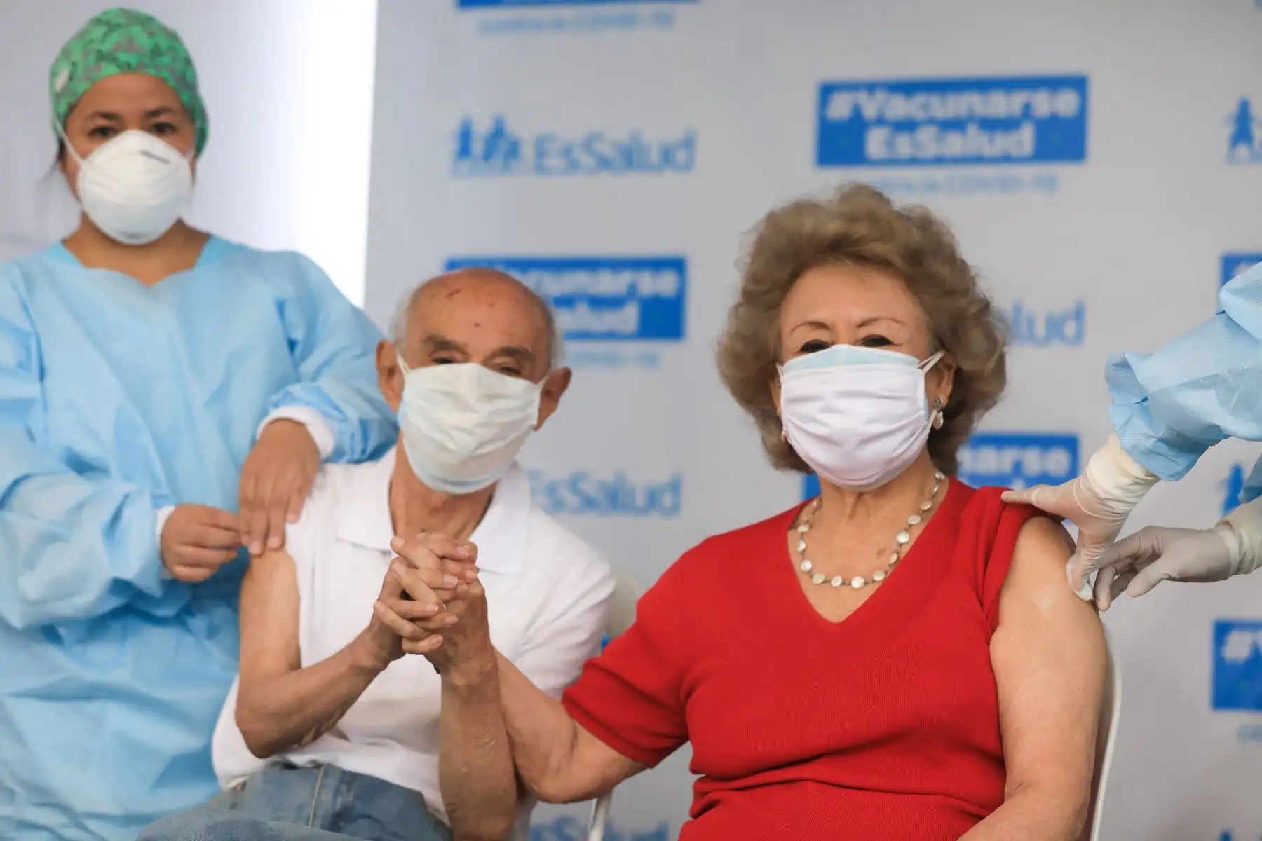 Hoy Jueves Santo, cerca de mil adultos mayores reciben la segunda dosis de la vacuna de Pfizer que los protege contra el covid-19 en sus casas y en los 5 vacunatorios que EsSalud habilitó en diversos puntos de la ciudad. Foto: EsSalud