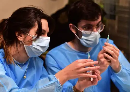 Según las empresas, la vacuna ha mostrado una efectividad del 91.3 % contra la covid-19 hasta seis meses después de administrarse la segunda dosis y una efectividad del 100 % a la hora de prevenir casos severos. Foto: AFP