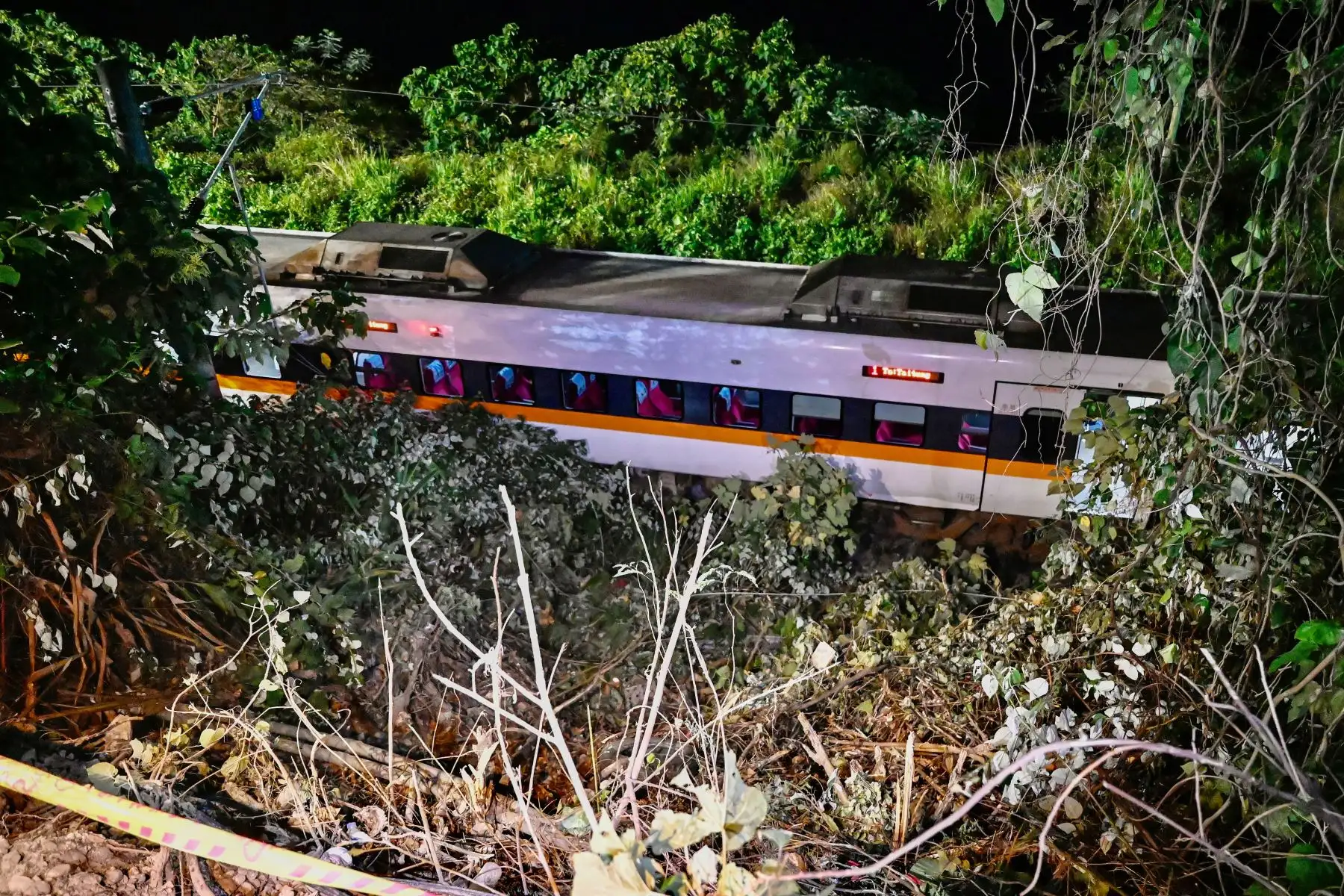 Al menos 51 personas murieron en Taiwán el viernes cuando un tren abarrotado chocó con un vehículo en las vías y luego se descarriló dentro de un túnel, en el peor accidente ferroviario de la isla en décadas. Foto: AFP