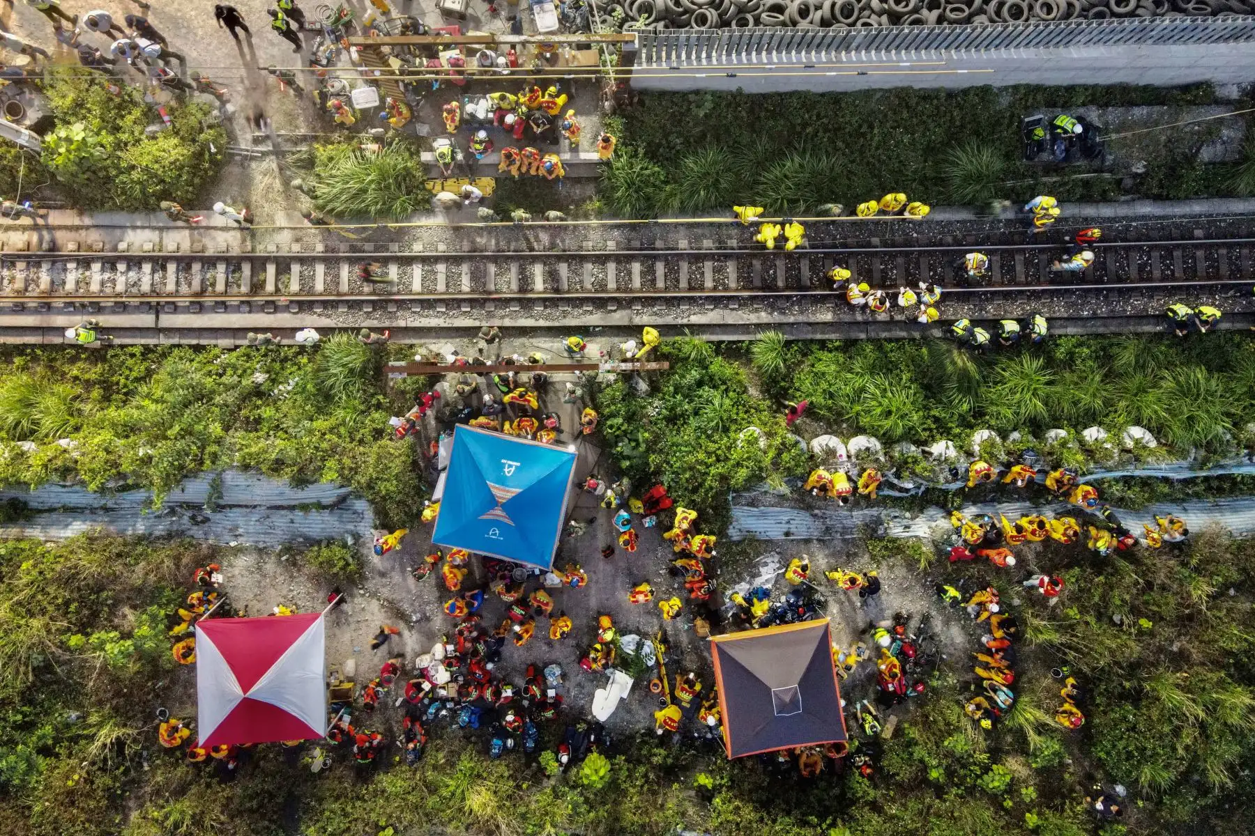 Al menos 51 personas murieron en Taiwán el viernes cuando un tren abarrotado chocó con un vehículo en las vías y luego se descarriló dentro de un túnel, en el peor accidente ferroviario de la isla en décadas. Foto: AFP