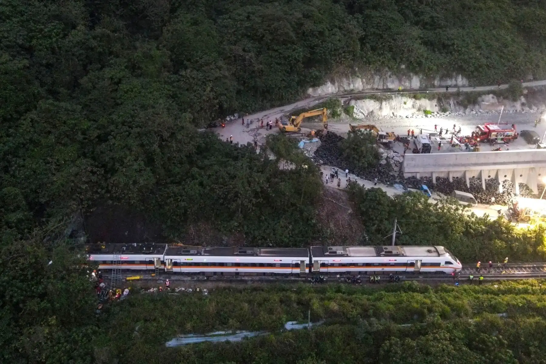 Al menos 51 personas murieron en Taiwán el viernes cuando un tren abarrotado chocó con un vehículo en las vías y luego se descarriló dentro de un túnel, en el peor accidente ferroviario de la isla en décadas. Foto: AFP
