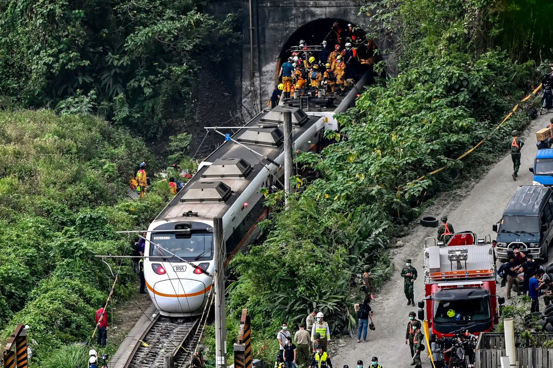 Al menos 51 personas murieron en Taiwán el viernes cuando un tren abarrotado chocó con un vehículo en las vías y luego se descarriló dentro de un túnel, en el peor accidente ferroviario de la isla en décadas. Foto: AFP