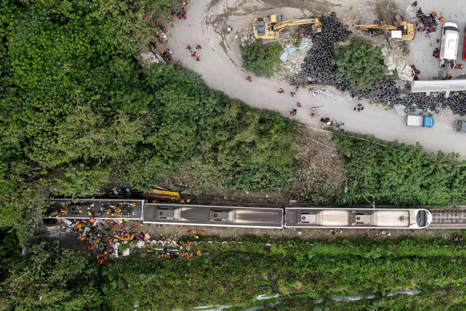 Las autoridades dijeron que la devastadora colisión fue causada por un vehículo de mantenimiento ferroviario que se deslizó por un terraplén sobre las vías cerca de la ciudad costera oriental de Hualien. Foto: AFP