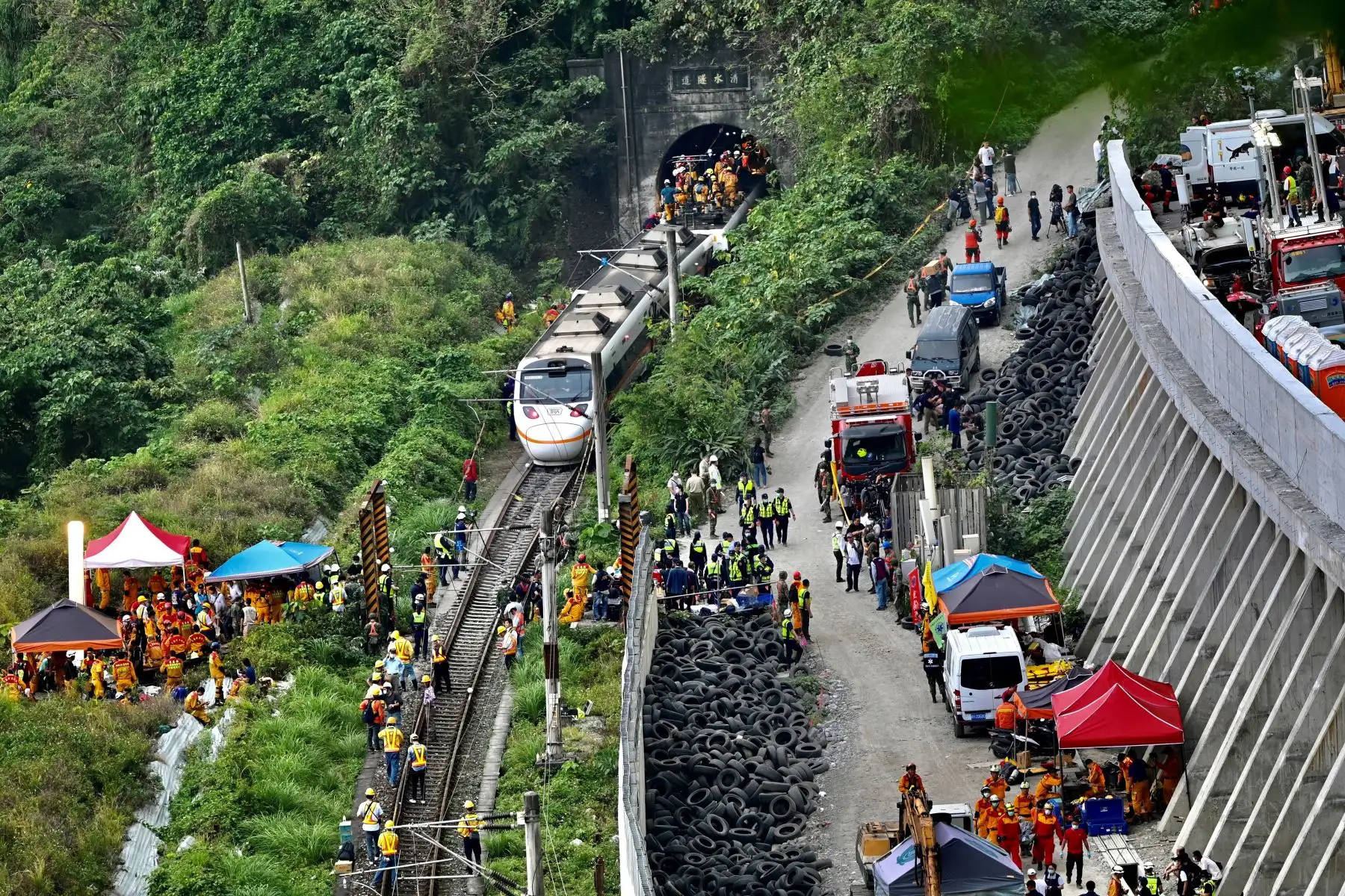 Las autoridades dijeron que la devastadora colisión fue causada por un vehículo de mantenimiento ferroviario que se deslizó por un terraplén sobre las vías cerca de la ciudad costera oriental de Hualien. Foto: AFP