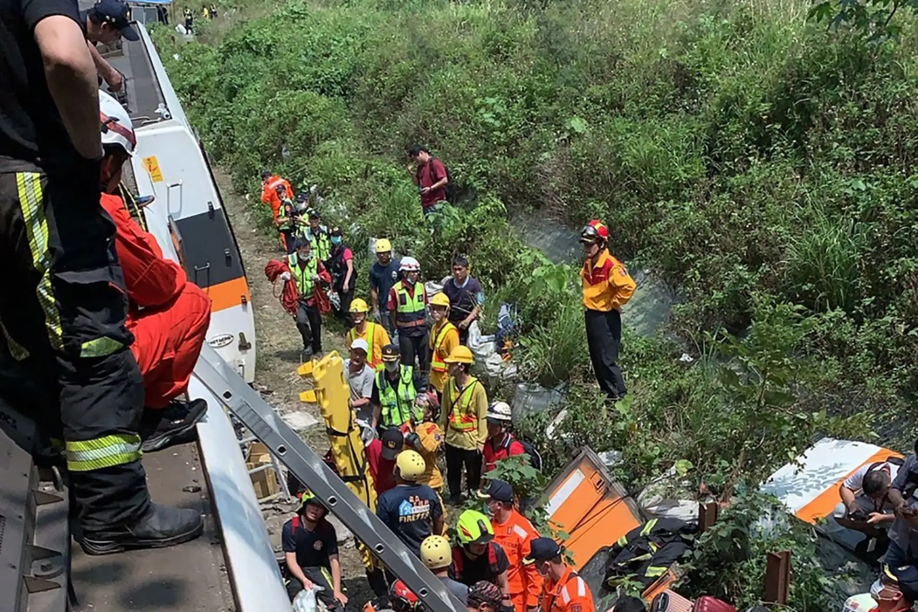 Las autoridades dijeron que la devastadora colisión fue causada por un vehículo de mantenimiento ferroviario que se deslizó por un terraplén sobre las vías cerca de la ciudad costera oriental de Hualien. Foto: AFP