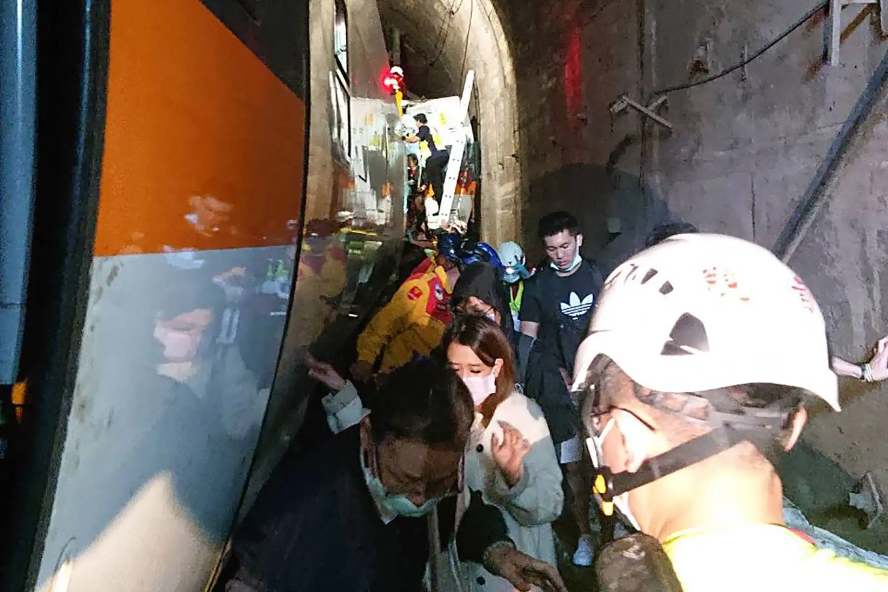 Las autoridades dijeron que la devastadora colisión fue causada por un vehículo de mantenimiento ferroviario que se deslizó por un terraplén sobre las vías cerca de la ciudad costera oriental de Hualien. Foto: AFP