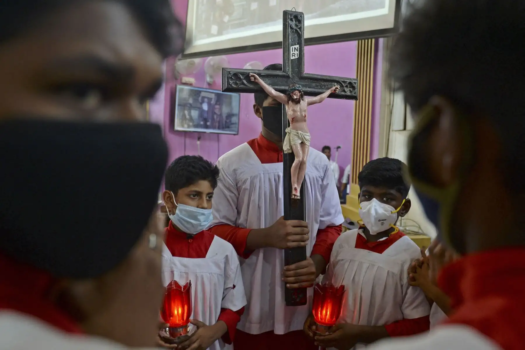 Católicos participan en una procesión para recrear la crucifixión de Jesucristo el Viernes Santo en Chennai. Foto: AFP