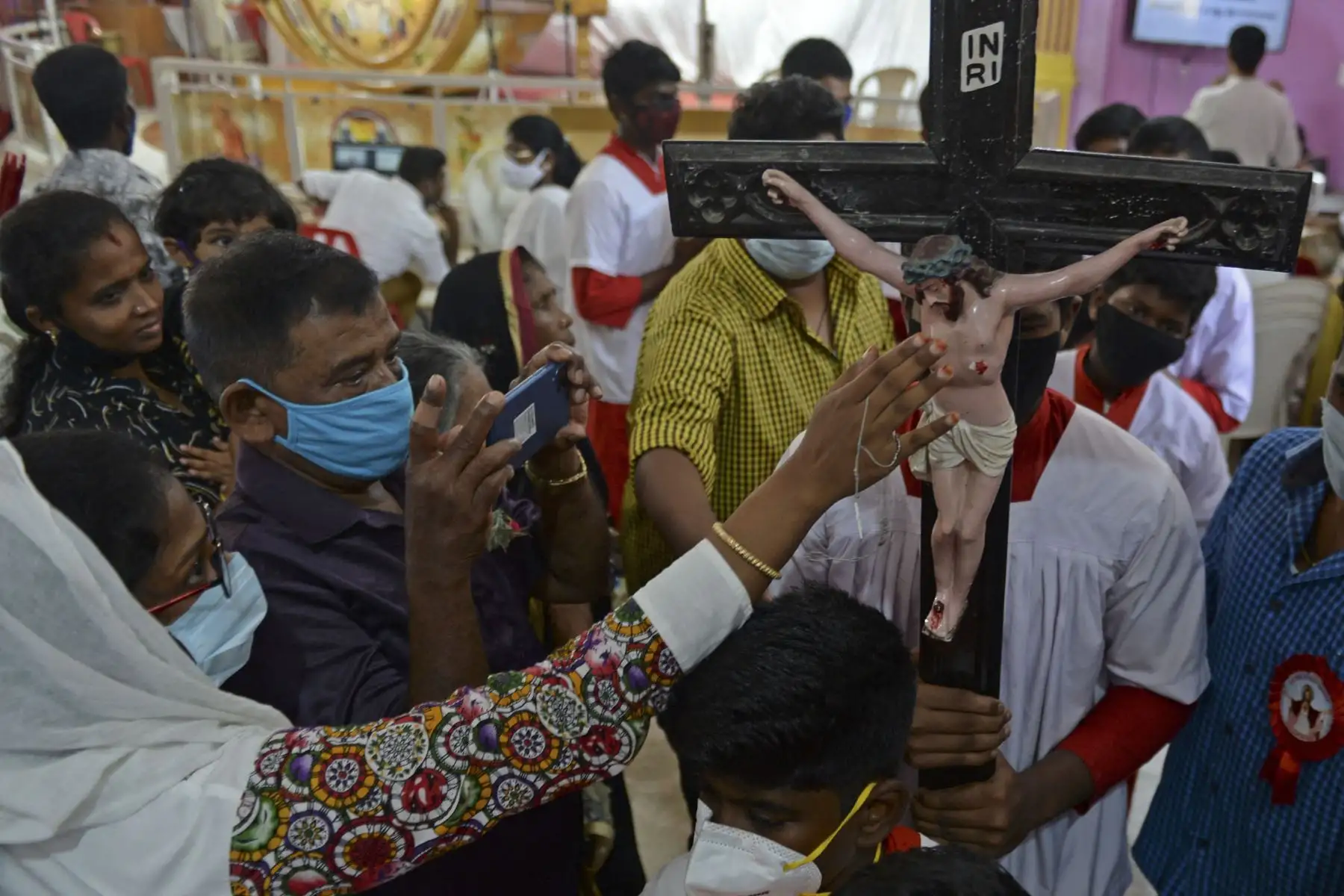 Católicos participan en una procesión para recrear la crucifixión de Jesucristo el Viernes Santo en Chennai. Foto: AFP