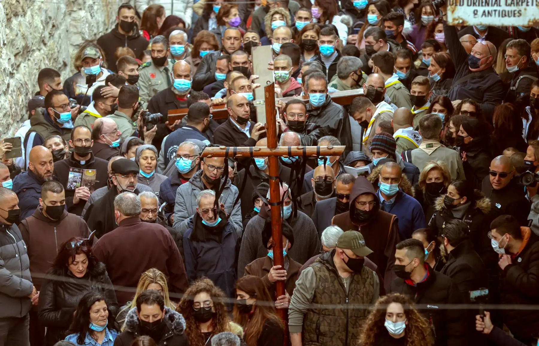 Fieles cristianos llevan una cruz de madera a lo largo de la Vía Dolorosa, Camino del Sufrimiento en la Ciudad Vieja de Jerusalén durante la procesión del Viernes Santo. Foto: AFP