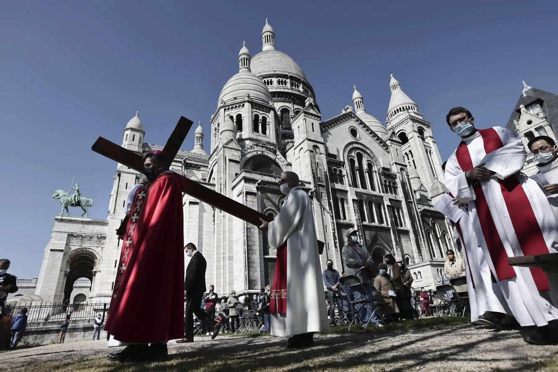 El arzobispo de París Michel Aupetit lleva la santa cruz en la ceremonia del Vía Crucis durante el Viernes Santo como parte de las celebraciones de la Semana Santa, desde la Basílica del Sacré Coeur en París. Foto: AFP