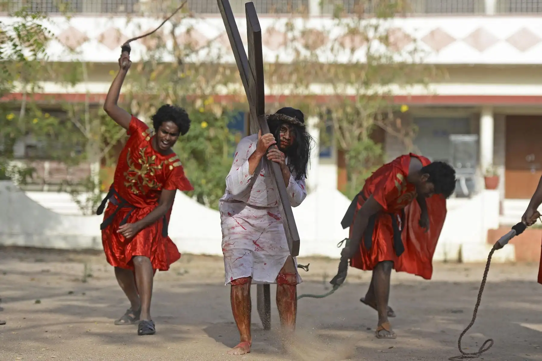 Los católicos recrean la crucifixión de Jesucristo durante una obra de teatro el Viernes Santo en el Convento de Santa María Betania en Hyderabad. Foto: AFP