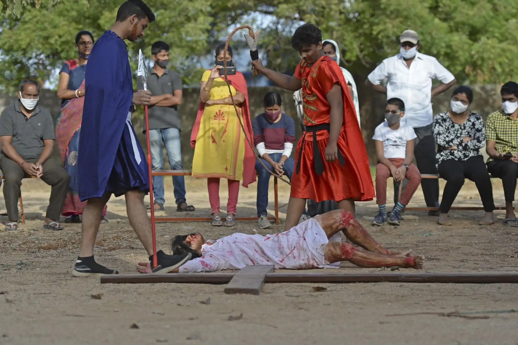 Los católicos recrean la crucifixión de Jesucristo durante una obra de teatro el Viernes Santo en el Convento de Santa María Betania en Hyderabad. Foto: AFP