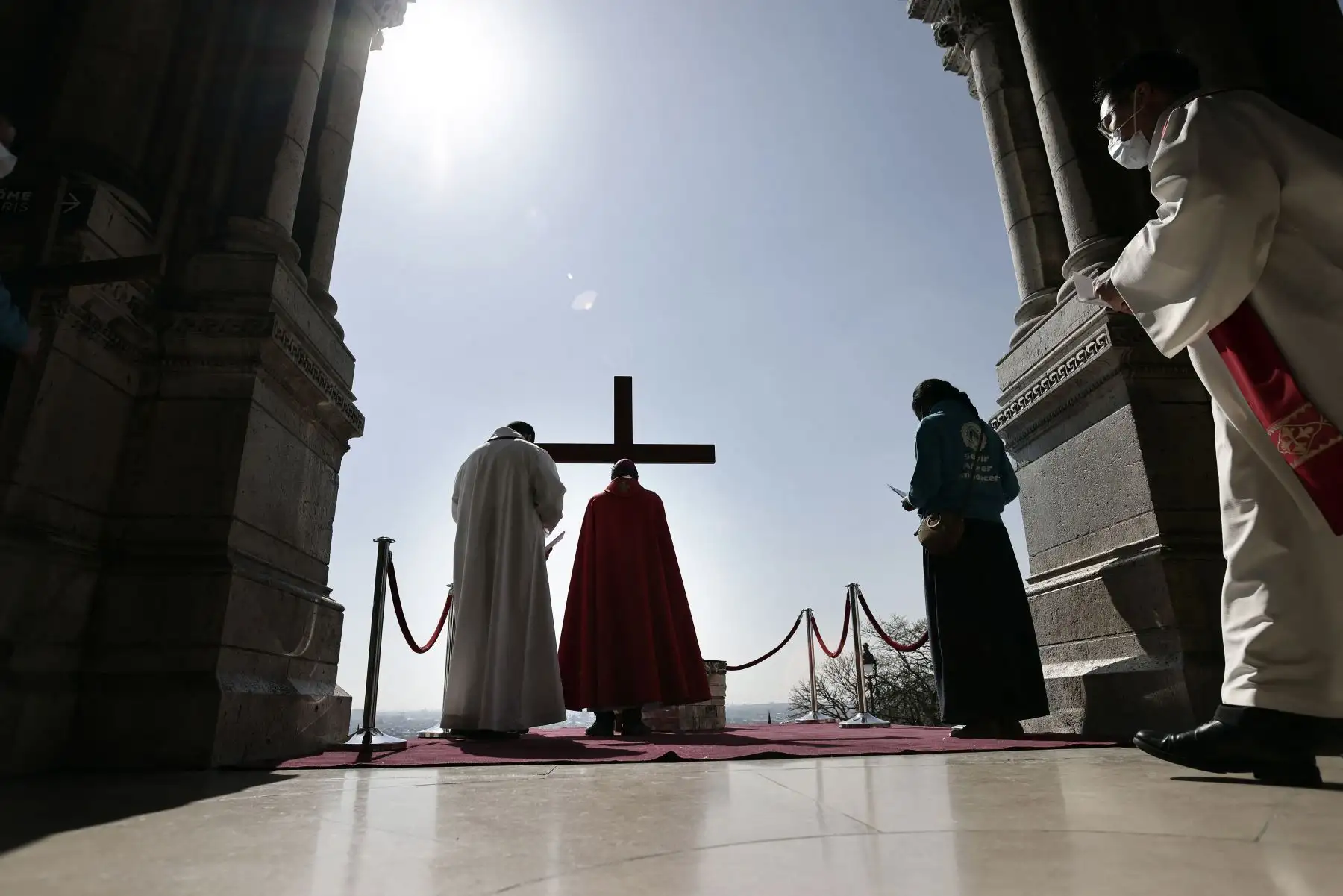 El arzobispo de París Michel Aupetit lleva la santa cruz en la ceremonia del Vía Crucis durante el Viernes Santo como parte de las celebraciones de la Semana Santa, desde la Basílica del Sacré Coeur en París. Foto: AFP