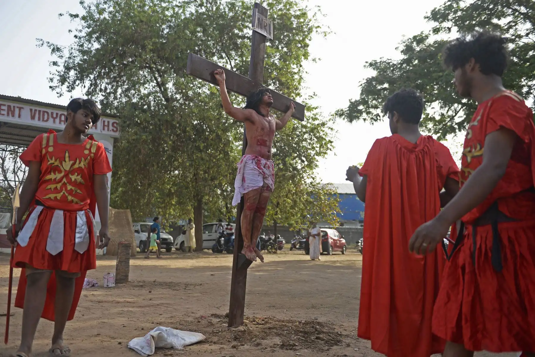 Católicos recrean la crucifixión de Jesucristo durante una obra de teatro el Viernes Santo en el Convento de Santa María Betania en Hyderabad. Foto: AFP