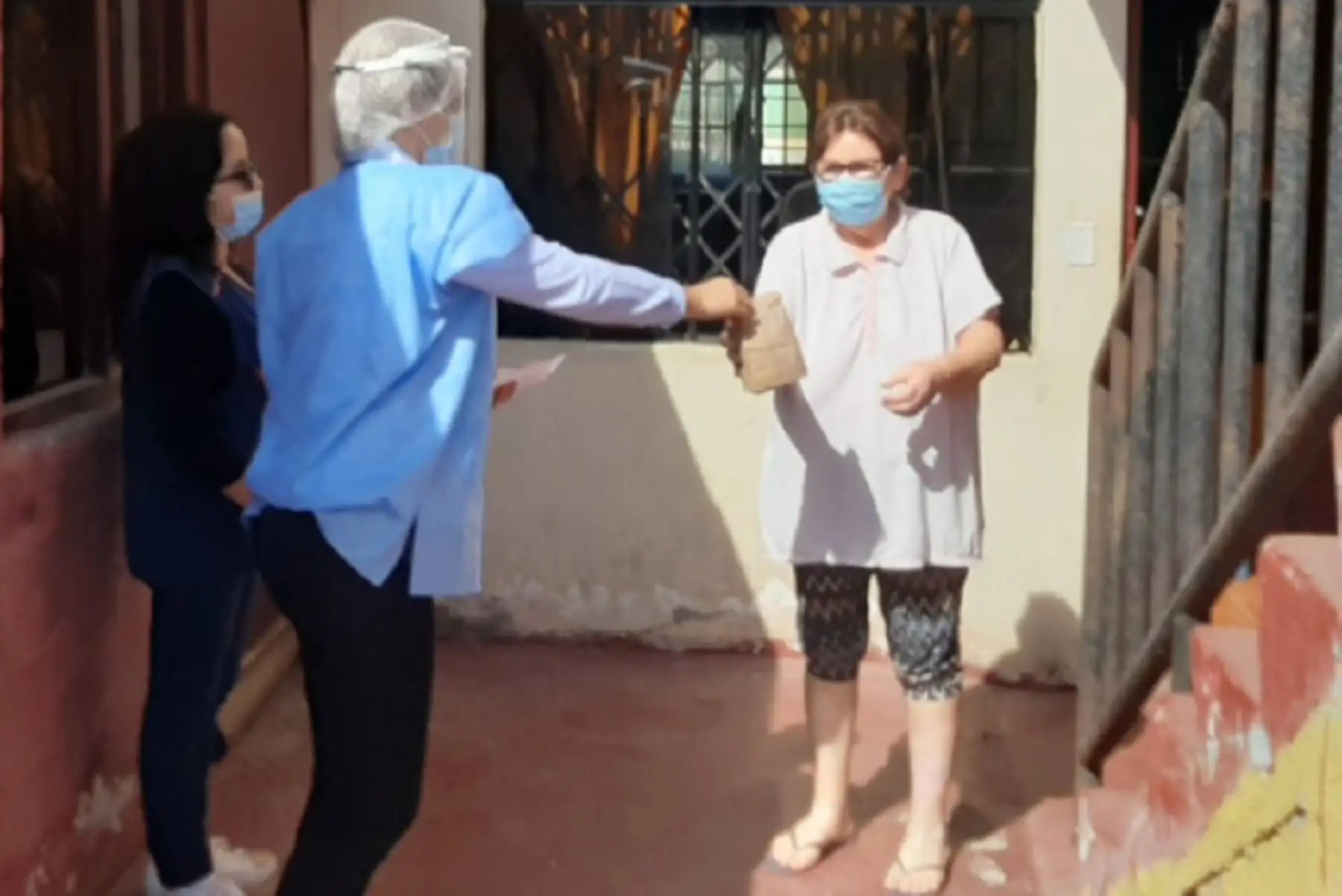 El trabajo articulado entre la Red de Soporte Amachay de la Municipalidad Distrital de Pacocha y EsSalud ha permitido llevar oportunamente los medicamentos que requieren los adultos mayores y personas con discapacidad severa de esta localidad de la región Moquegua. Foto: Programa Nacional PAIS/Midis