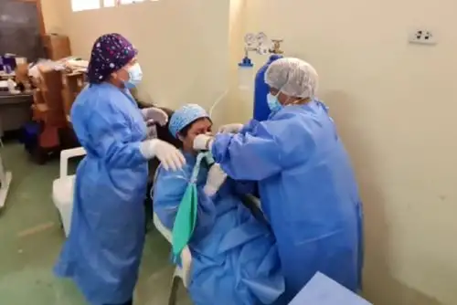 Un equipo de enfermeras del Hospital Regional Docente de Trujillo, en la región La Libertad, fabricó 25 equipos para la ventilación no invasiva en pacientes con coronavirus en estado moderado.