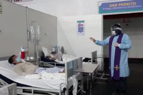Los actos litúrgicos y bendiciones del sacerdote Sandro Requejo Morales se trasladaron, en esta Semana Santa, hasta el ambiente de hospitalización para pacientes diagnosticados con covid-19 que se encuentran internados en el hospital regional Eleazar Guzmán Barrón de Nuevo Chimbote, en la región Áncash.