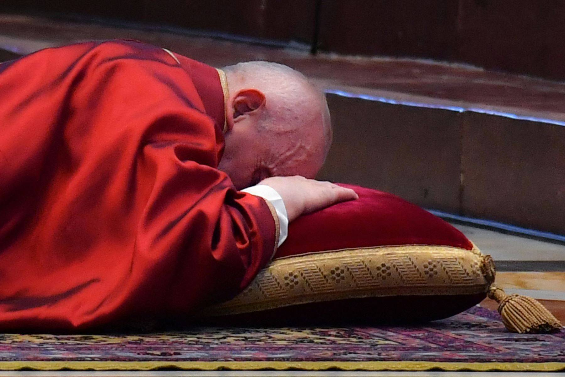 El Papa Francisco se recuesta en oración antes de celebrar la Misa del Viernes Santo en la Basílica de San Pedro en el Vaticano, durante la pandemia del coronavirus Covid-19. Foto: AFP