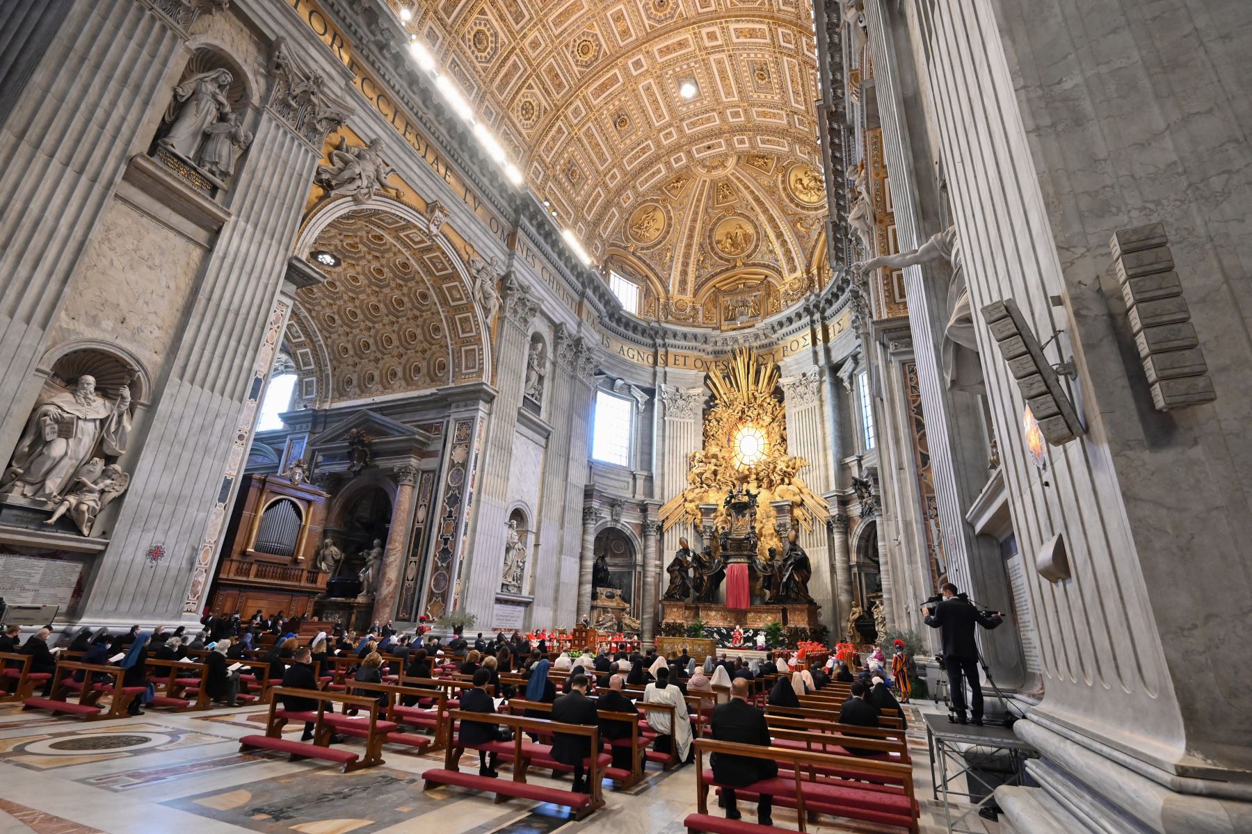 El Papa Francisco se recuesta en oración antes de celebrar la Misa del Viernes Santo en la Basílica de San Pedro en el Vaticano, durante la pandemia del coronavirus Covid-19. Foto: AFP