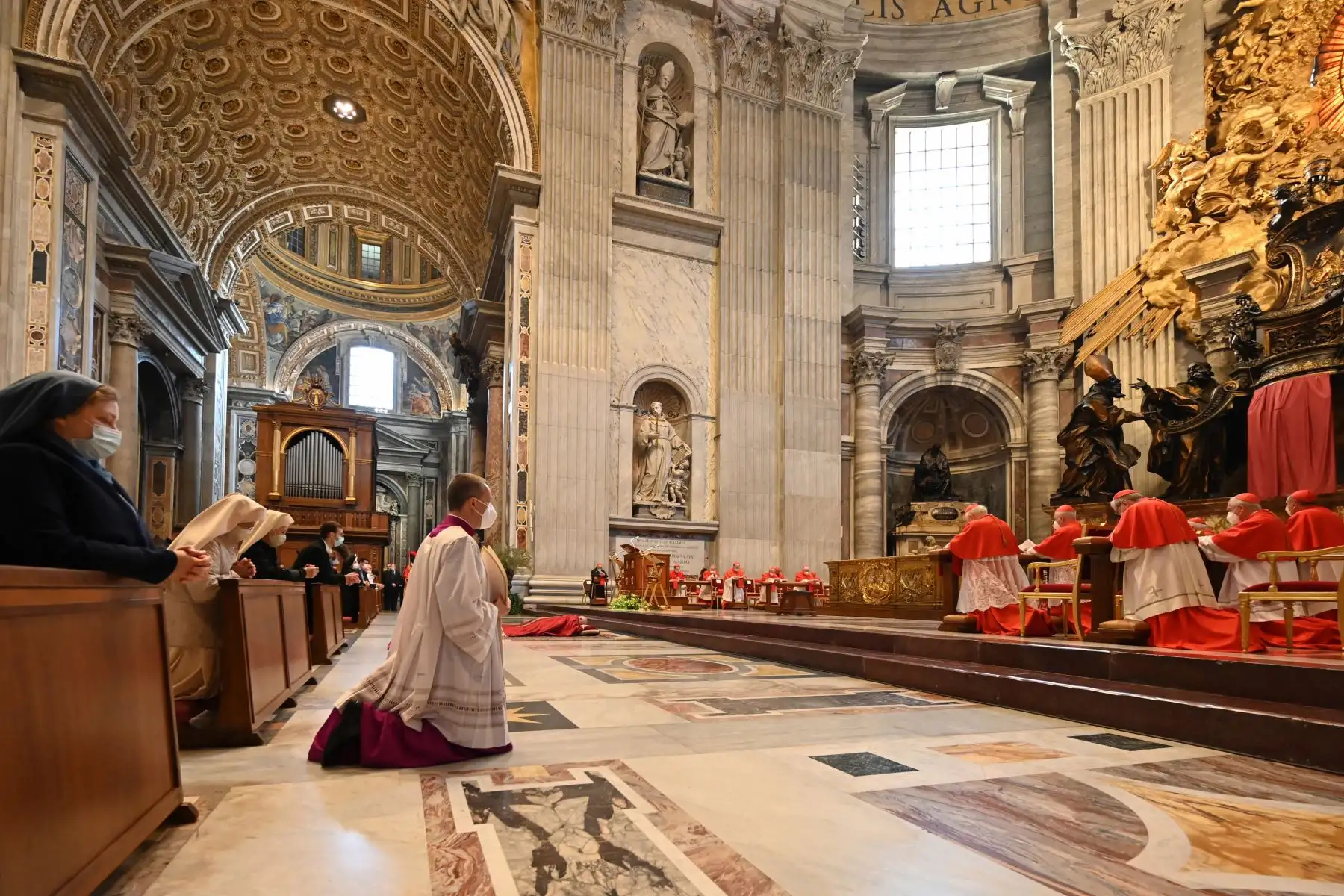 El Papa Francisco se recuesta en oración antes de celebrar la Misa del Viernes Santo en la Basílica de San Pedro en el Vaticano, durante la pandemia del coronavirus Covid-19. Foto: AFP
