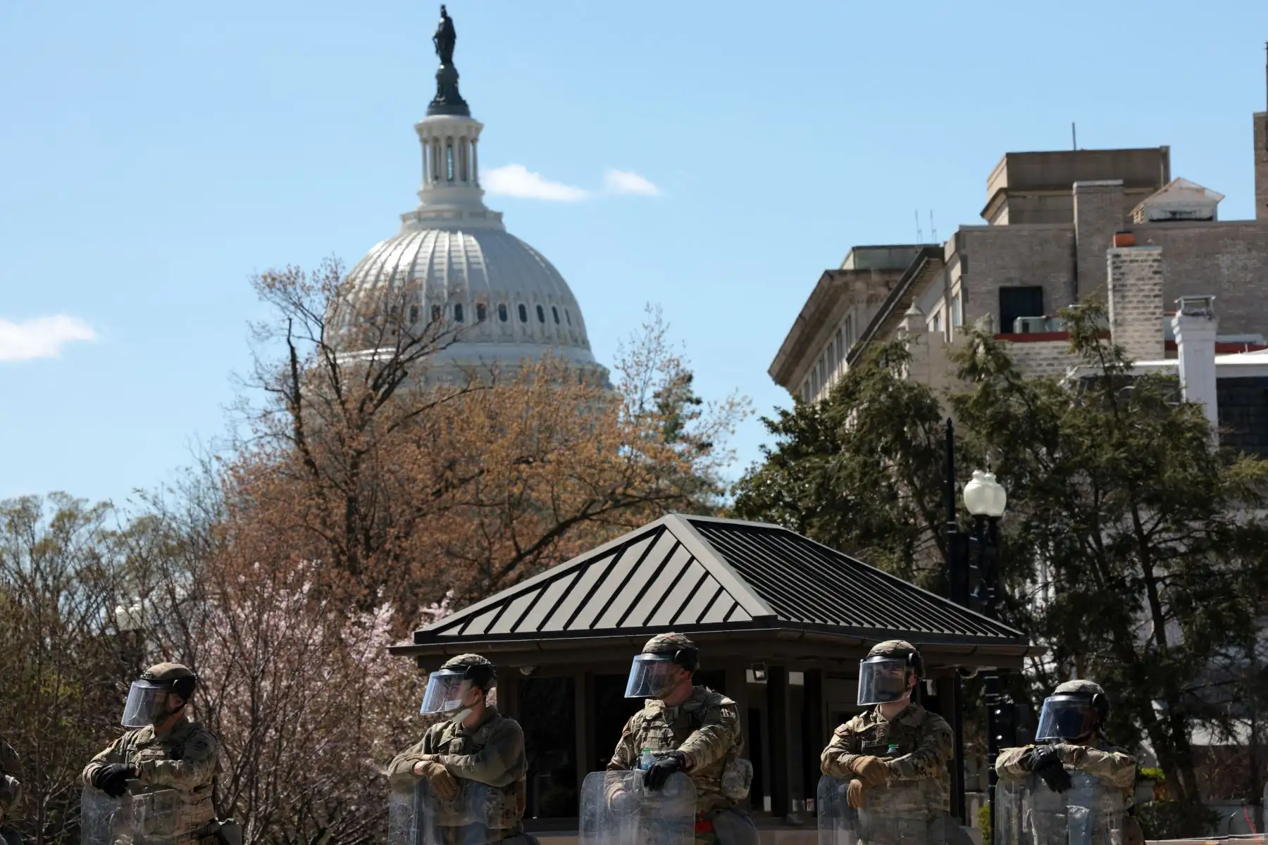 El Capitolio de los Estados Unidos fue bloqueado después de que, según informes, una persona embistió con un vehículo a dos agentes de policía de Capitol Hill. Se detuvo a un sospechoso. Foto: AFP