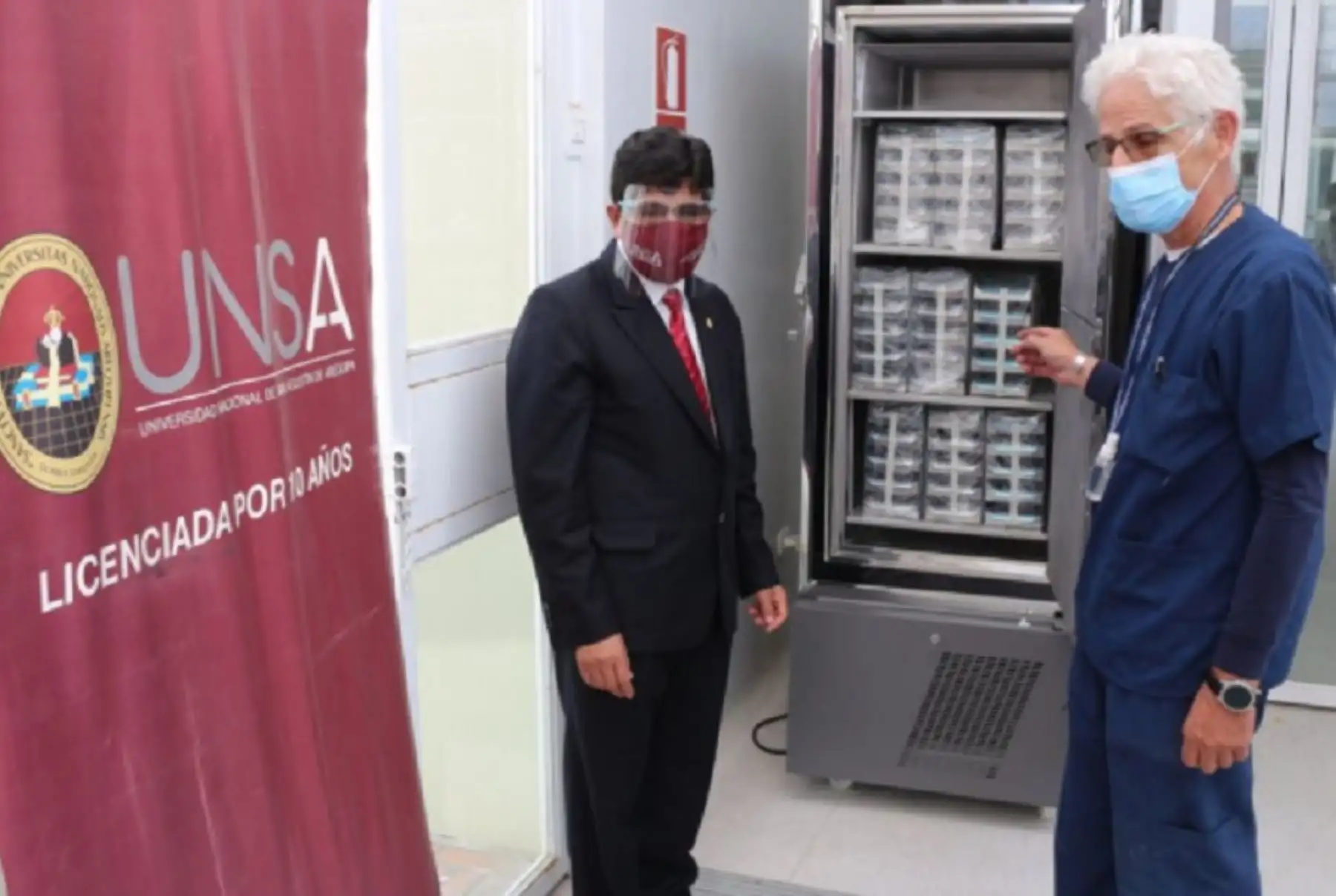 La Universidad Nacional de San Agustín (UNSA), de Arequipa, puso a disposición de las autoridades del sector Salud un ultracongelador que alcanza una temperatura de 86 grados bajo cero, suficientes para conservar las dosis de la vacuna Pfizer contra el covid-19. Foto: UNSA.