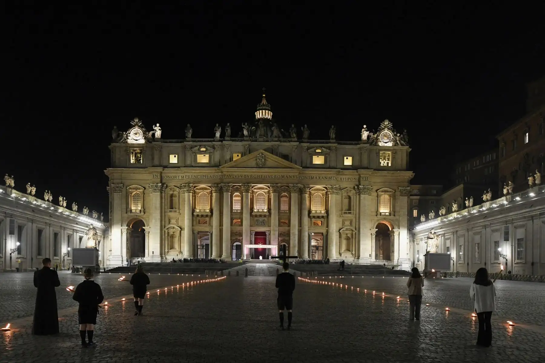 Un niño sostiene la cruz mientras el Papa Francisco lidera la celebración del Vía Crucis como parte del Viernes Santo de, en el Vaticano. Foto: AFP