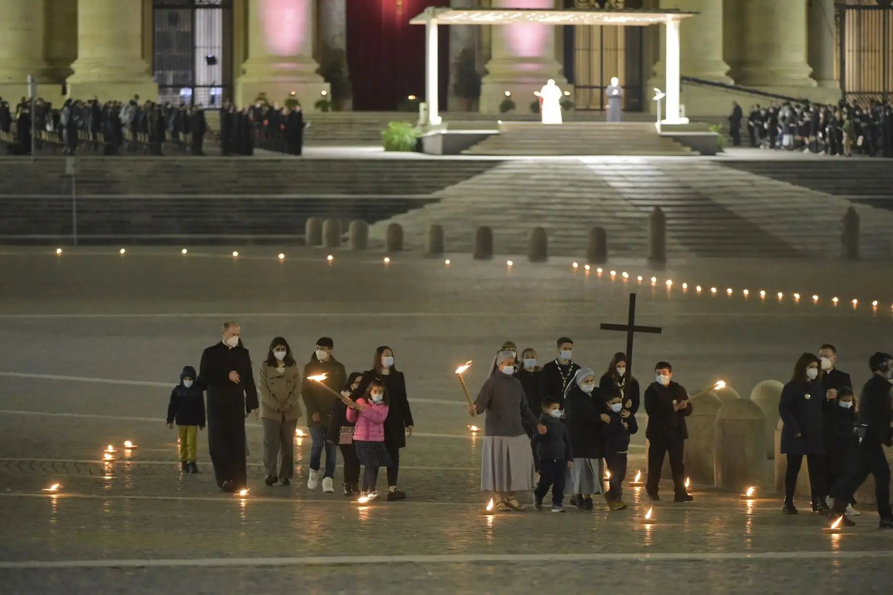 Niños y jóvenes de Roma observan las Estaciones de la Cruz durante la celebración del Vía Crucis dirigida por el Papa Francisco el Viernes Santo, en la plaza de San Pedro, en el Vaticano. Foto: AFP