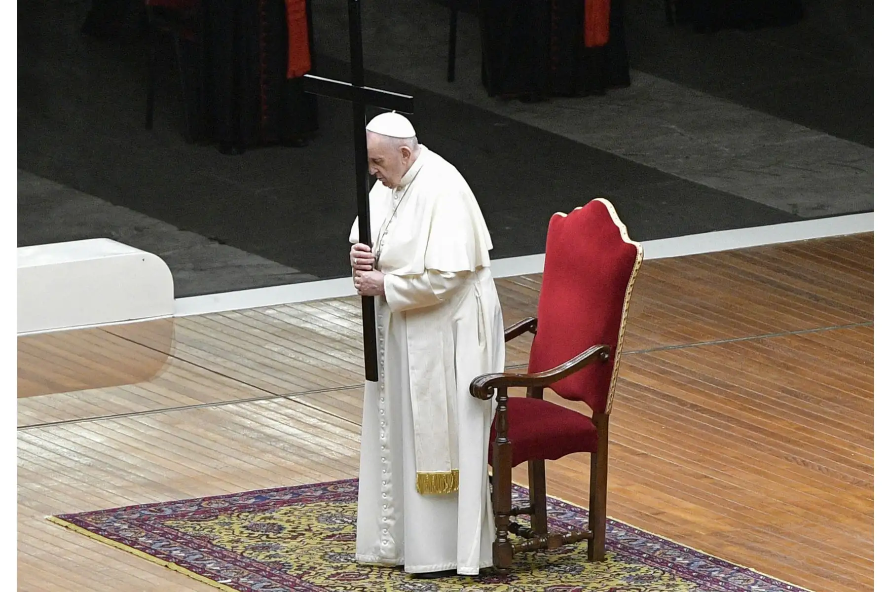 El Papa Francisco sostiene la Cruz mientras lidera la celebración del Vía Crucis como parte del Viernes Santo, en el Vaticano. Foto: AFP