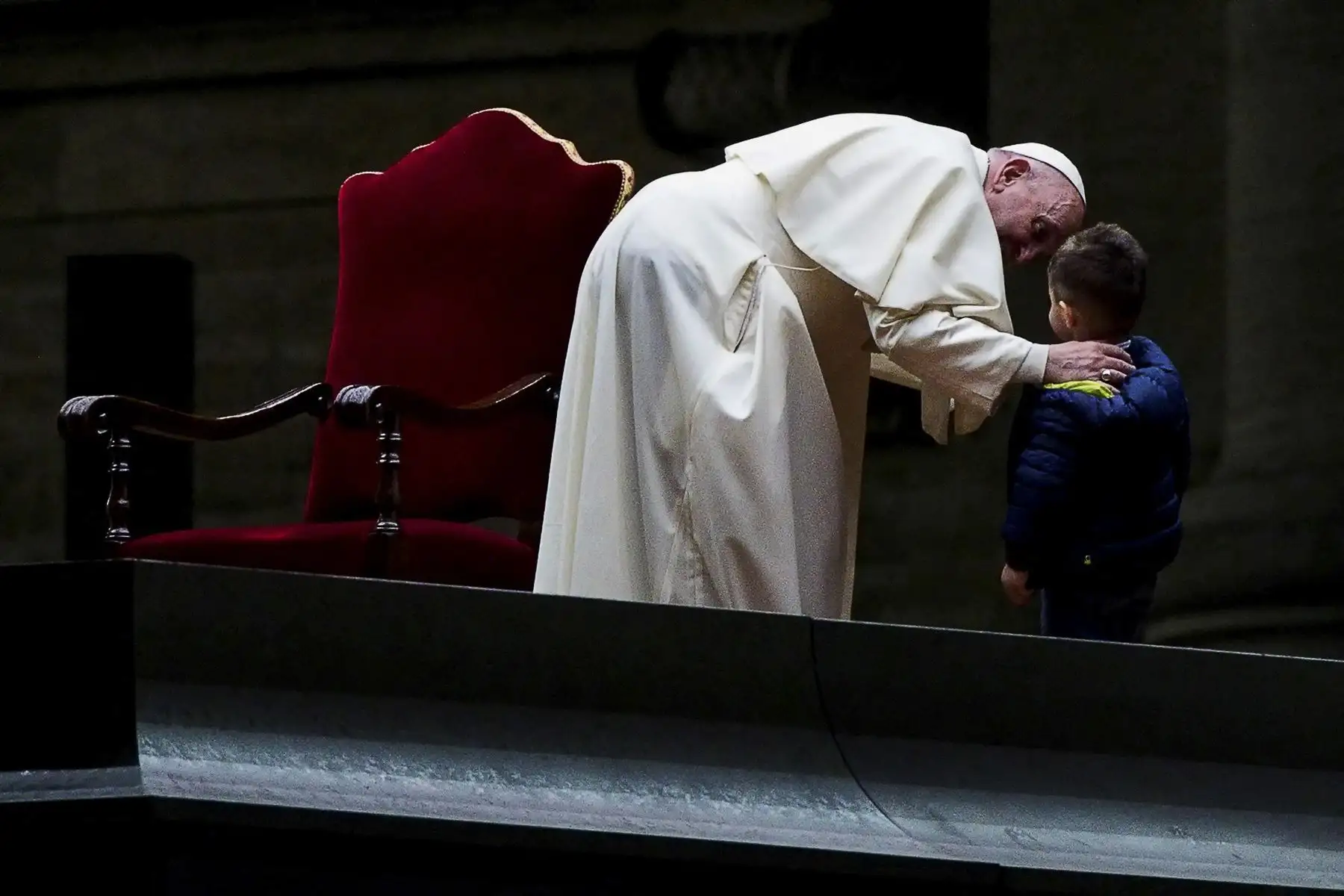 El Papa Francisco saluda a un niño después de encabezar la celebración del Vía Crucis como parte del Viernes Santo, el 2 de abril de 2021, en el Vaticano. Foto: AFP