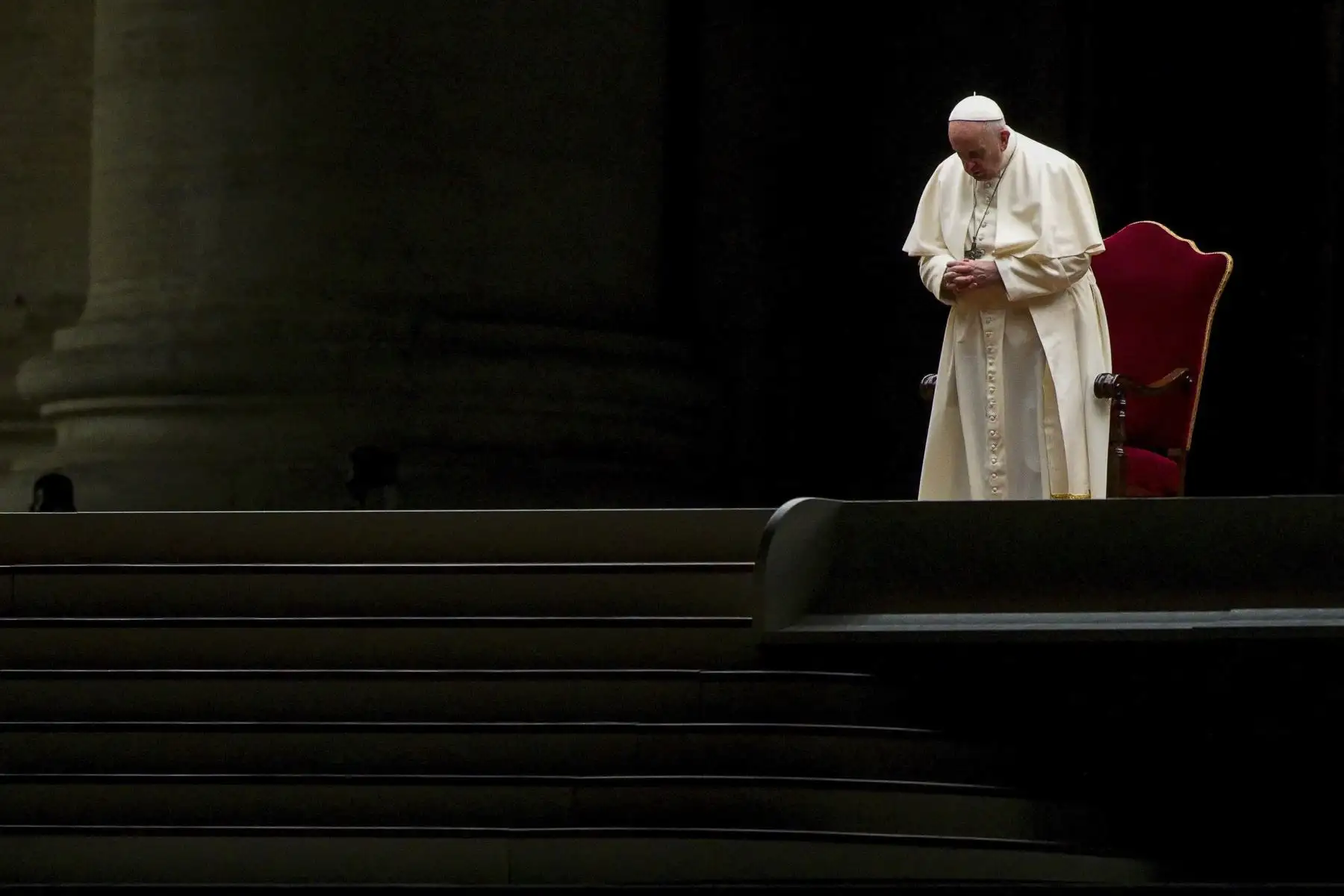 El Papa Francisco encabeza la celebración del Vía Crucis como parte del Viernes Santo en la plaza de San Pedro, en el Vaticano. Foto: AFP