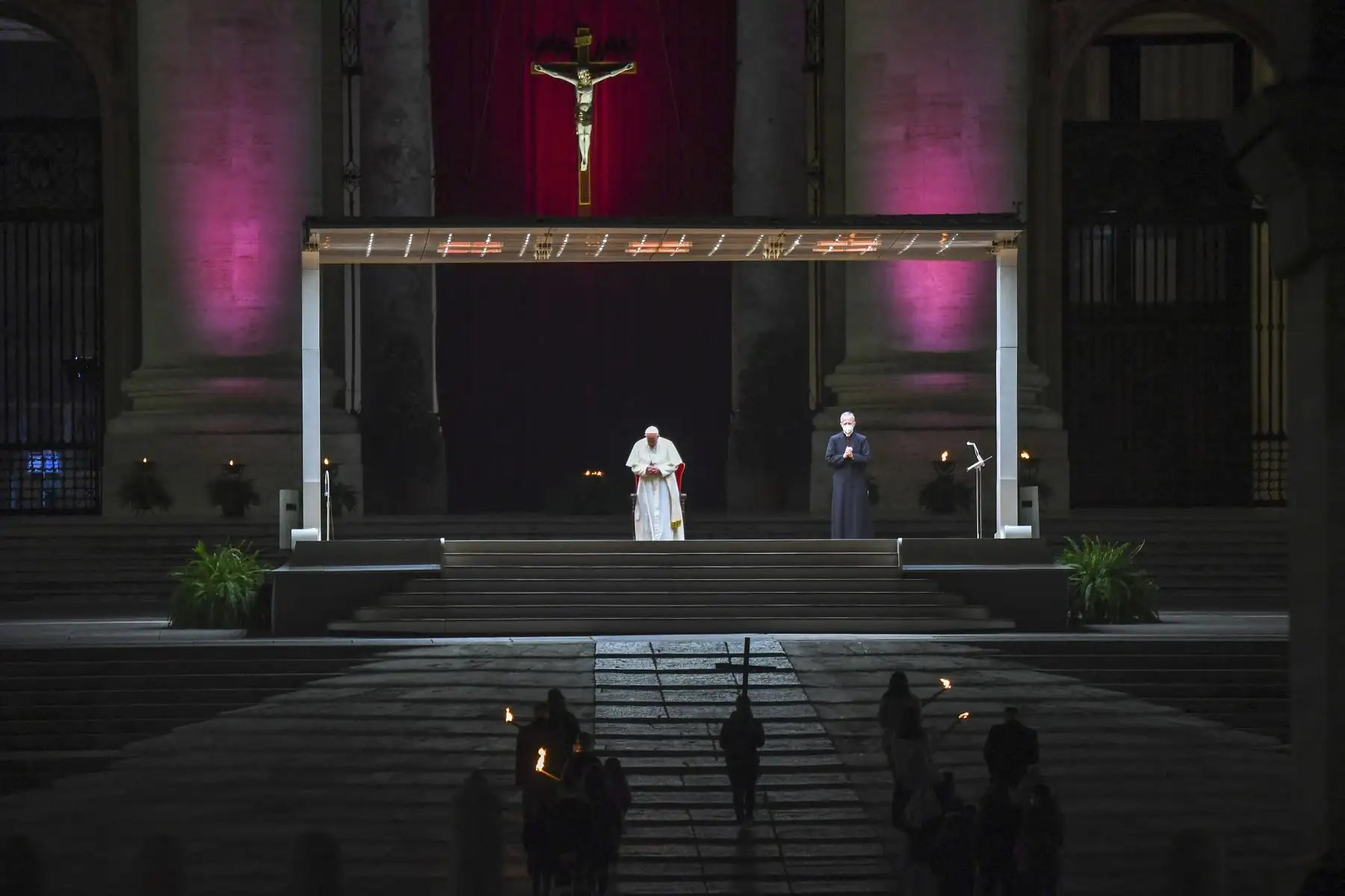 El Papa Francisco lidera la celebración del Vía Crucis como parte del Viernes Santo, en la plaza de San Pedro, en el Vaticano. Foto: AFP