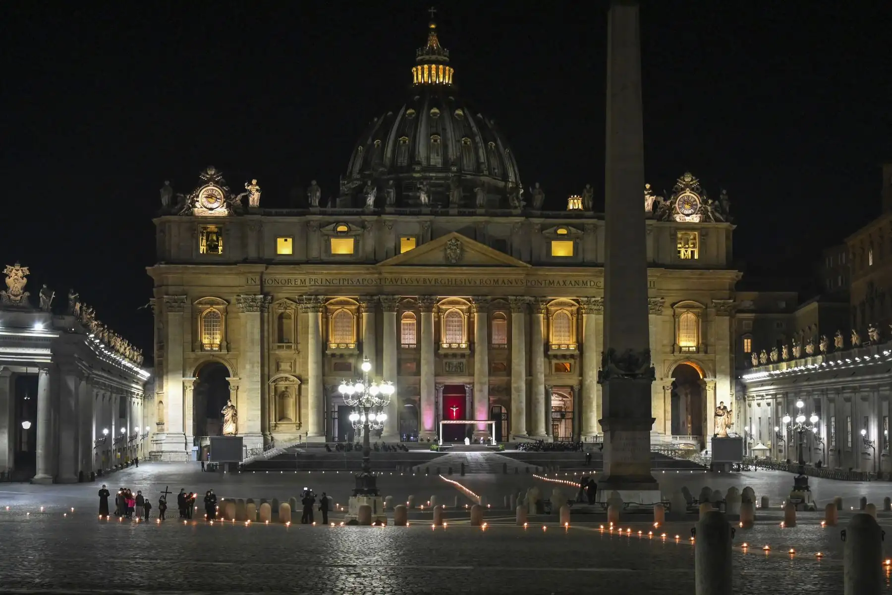 Niños y jóvenes de Roma observan las Estaciones del Vía Crucis dirigida por el Papa Francisco como parte del Viernes, en el Vaticano. Foto: AFP