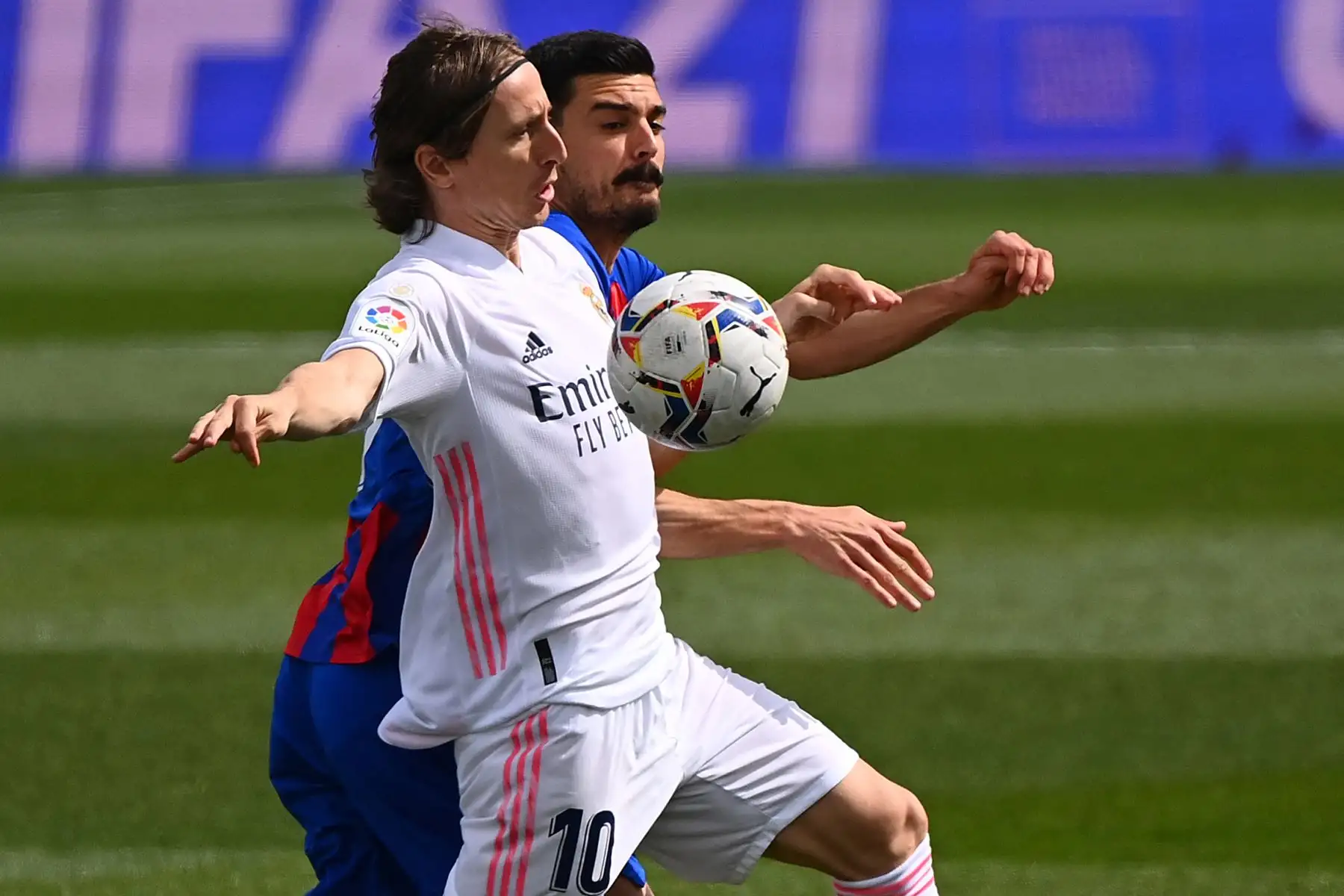 El centrocampista croata del Real Madrid Luka Modric desafía al centrocampista español del Eibar Sergio Álvarez (atrás) durante el partido de fútbol de la Liga española entre el Real Madrid CF y la SD Eibar en el estadio Alfredo di Stefano de Valdebebas.
Foto: AFP