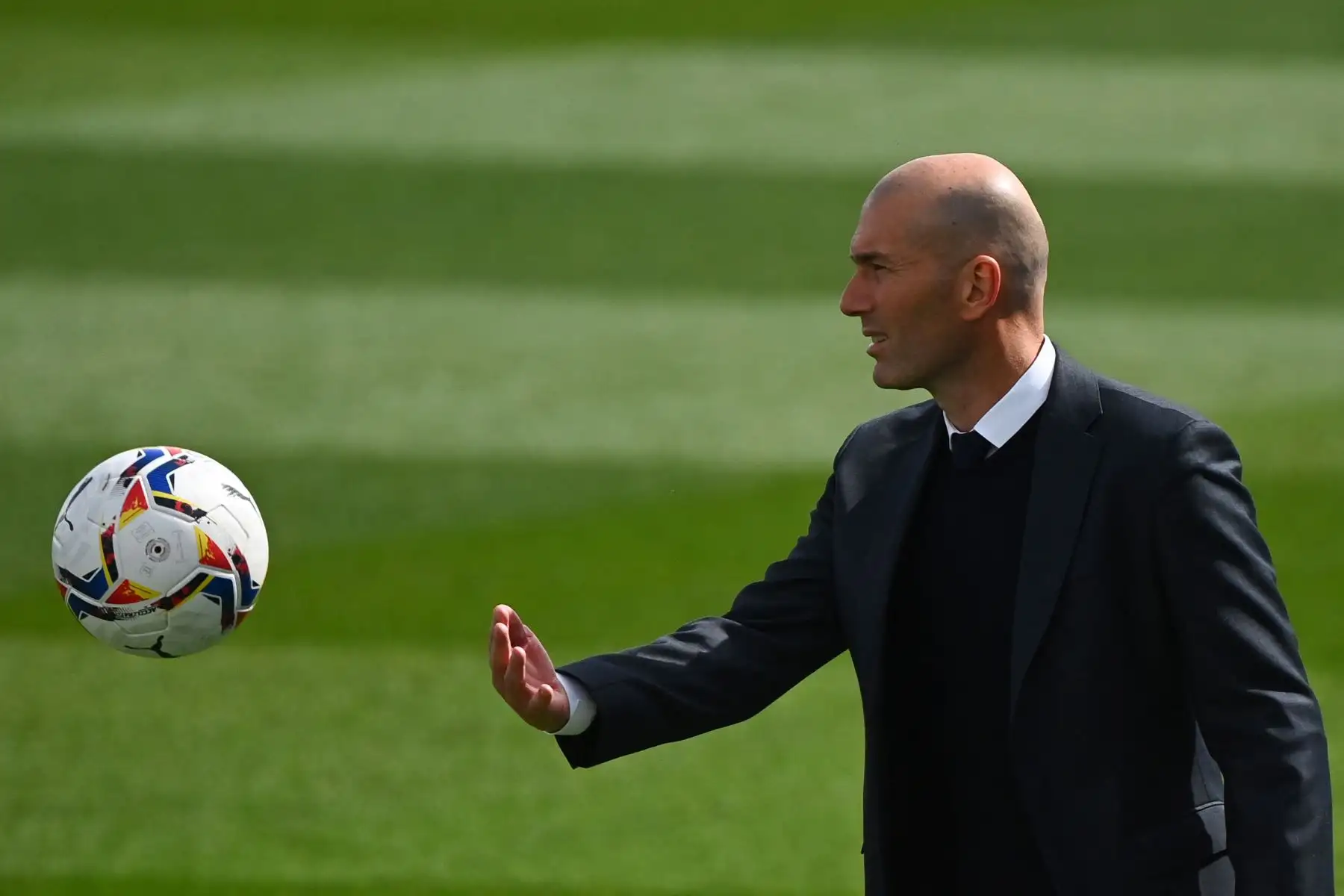 El entrenador francés del Real Madrid, Zinedine Zidane, pasa el balón durante el partido de fútbol de la Liga española entre el Real Madrid CF y la SD Eibar.
Foto: AFP