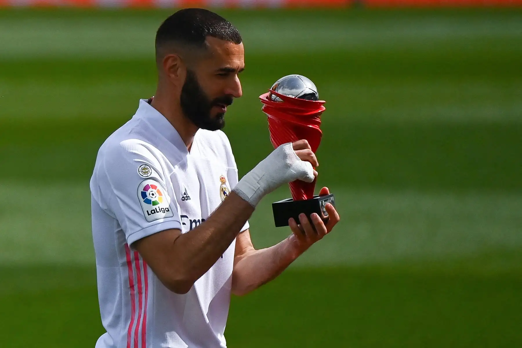 El delantero francés del Real Madrid Karim Benzema posa con el trofeo de Jugador del Mes de la Liga de marzo antes del partido de fútbol de la Liga española entre el Real Madrid CF y la SD Eibar.
Foto: AFP