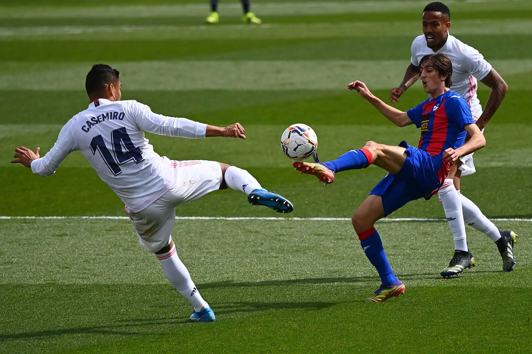El delantero español del Eibar Bryan Gil desafía al centrocampista brasileño del Real Madrid Casemiro  y el defensor brasileño del Real Madrid Eder Militao durante el partido de fútbol de la Liga española entre el Real Madrid CF y el SD Eibar en el estadio Alfredo di Stefano de Valdebebas.
Foto: AFP